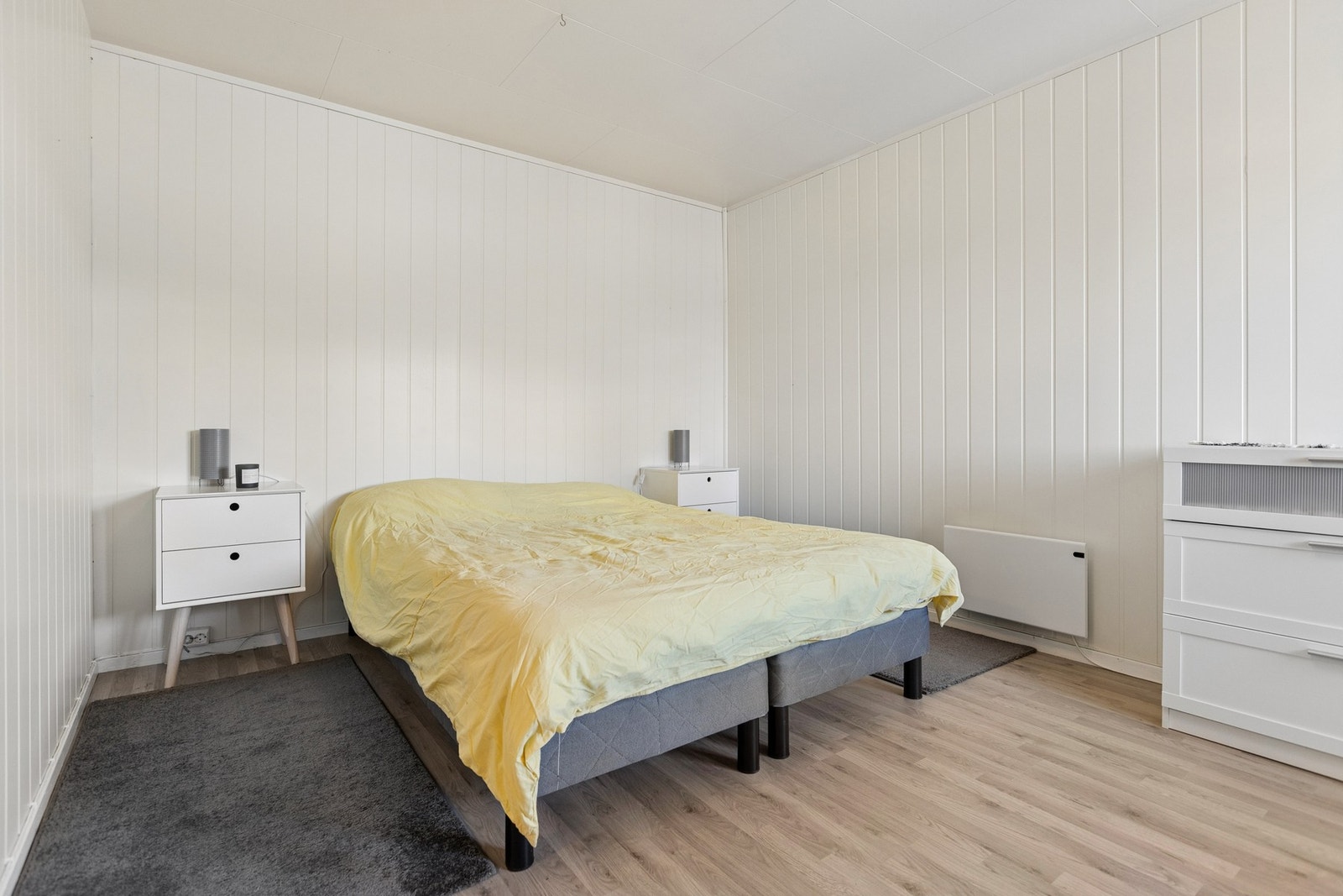 Dette er ett av totalt fire soverom i boligen. Denne ligger i 1. etasje (ikke søkt godkjent i kommunen) Galleribilde