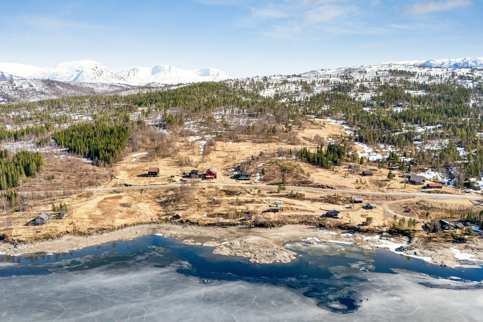 Nærområdet er preget av spredt bebyggelse og storslått natur Galleribilde
