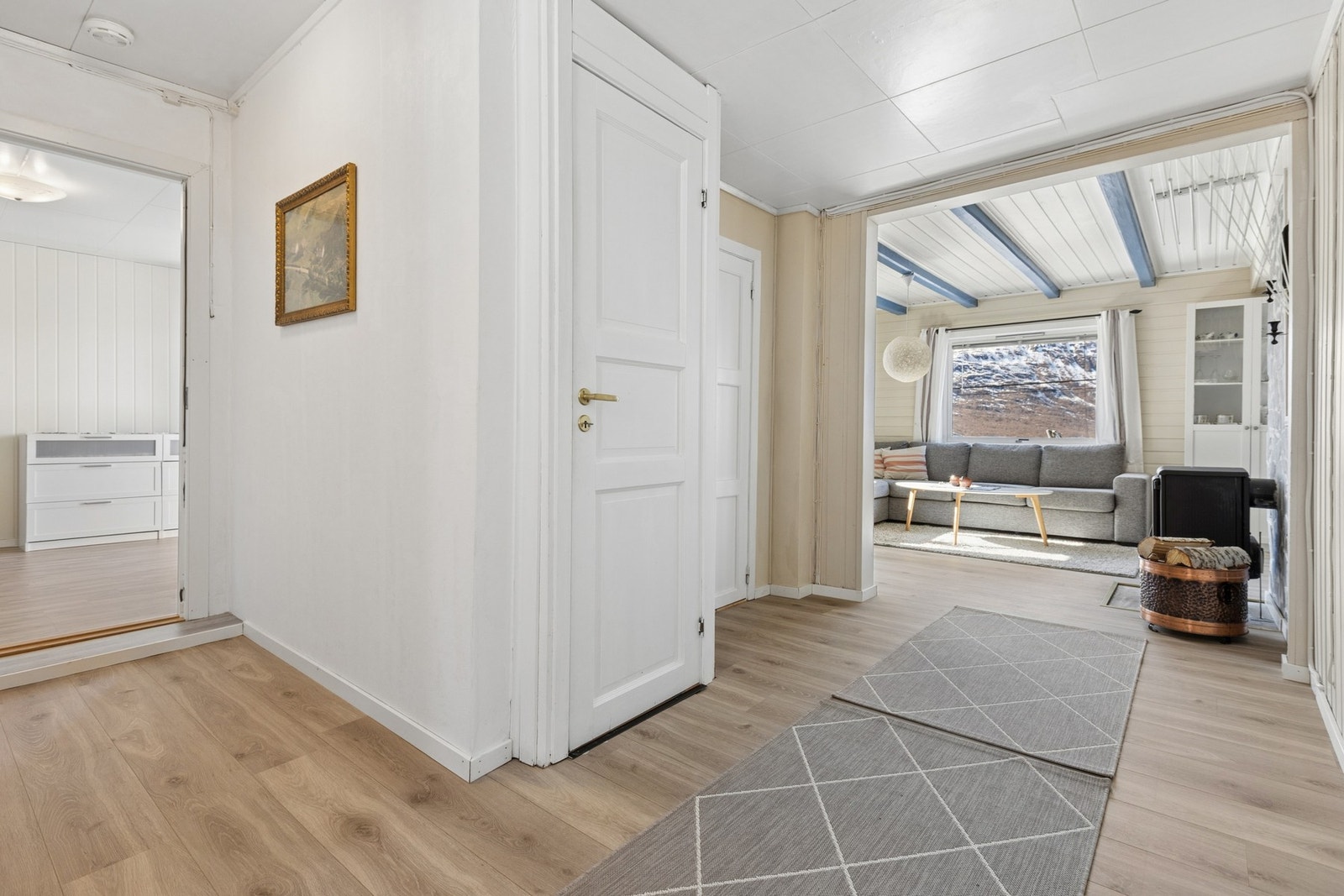 Inngangspartiet leder videre inn til boligens oppholdsrom i første etasje. Galleribilde