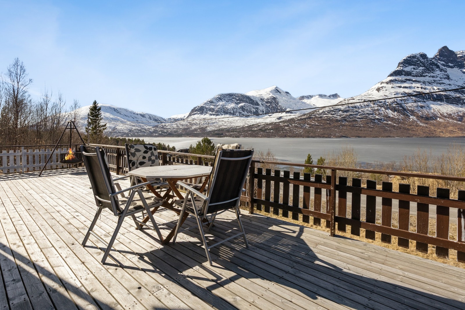 Her kan man nyte utsikten mot de mektige fjellene i området Galleribilde