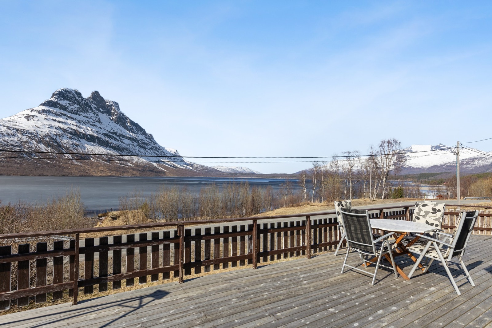 Fra uteplassen er det vidstrakt utsikt over Skoddebergvannet og det karakteristiske landskapet Galleribilde