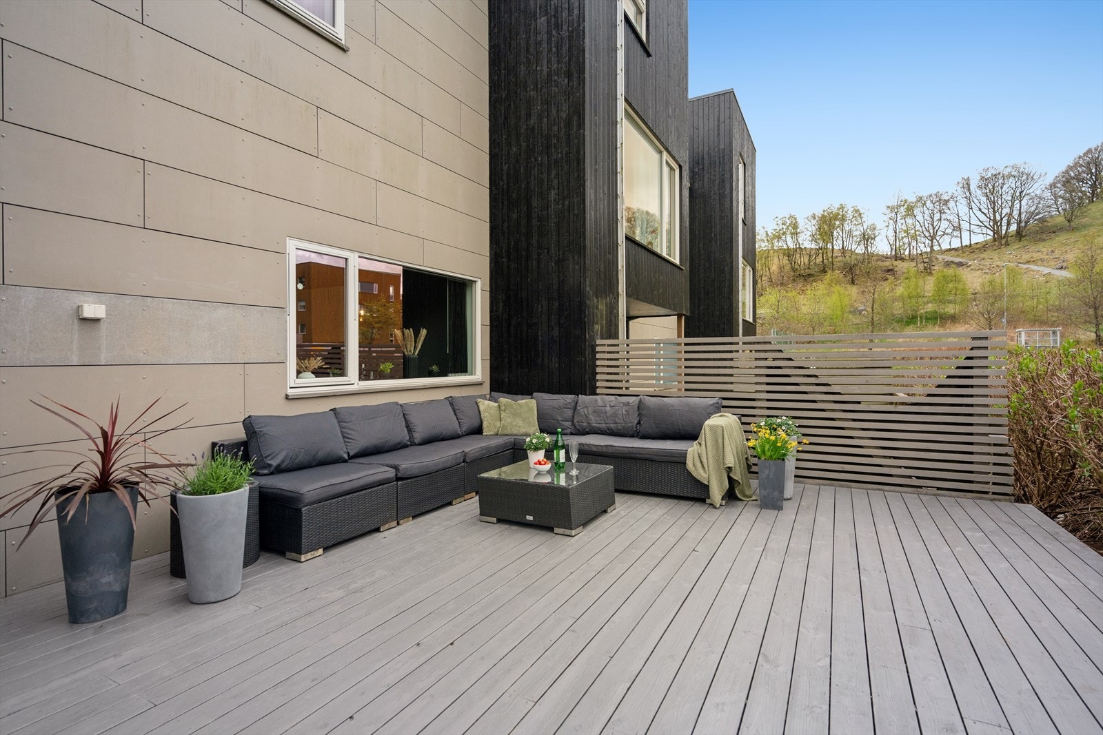 Fra stuen er det utgang til en solrik og romslig terrasse som kan møbleres og nytes. Galleribilde