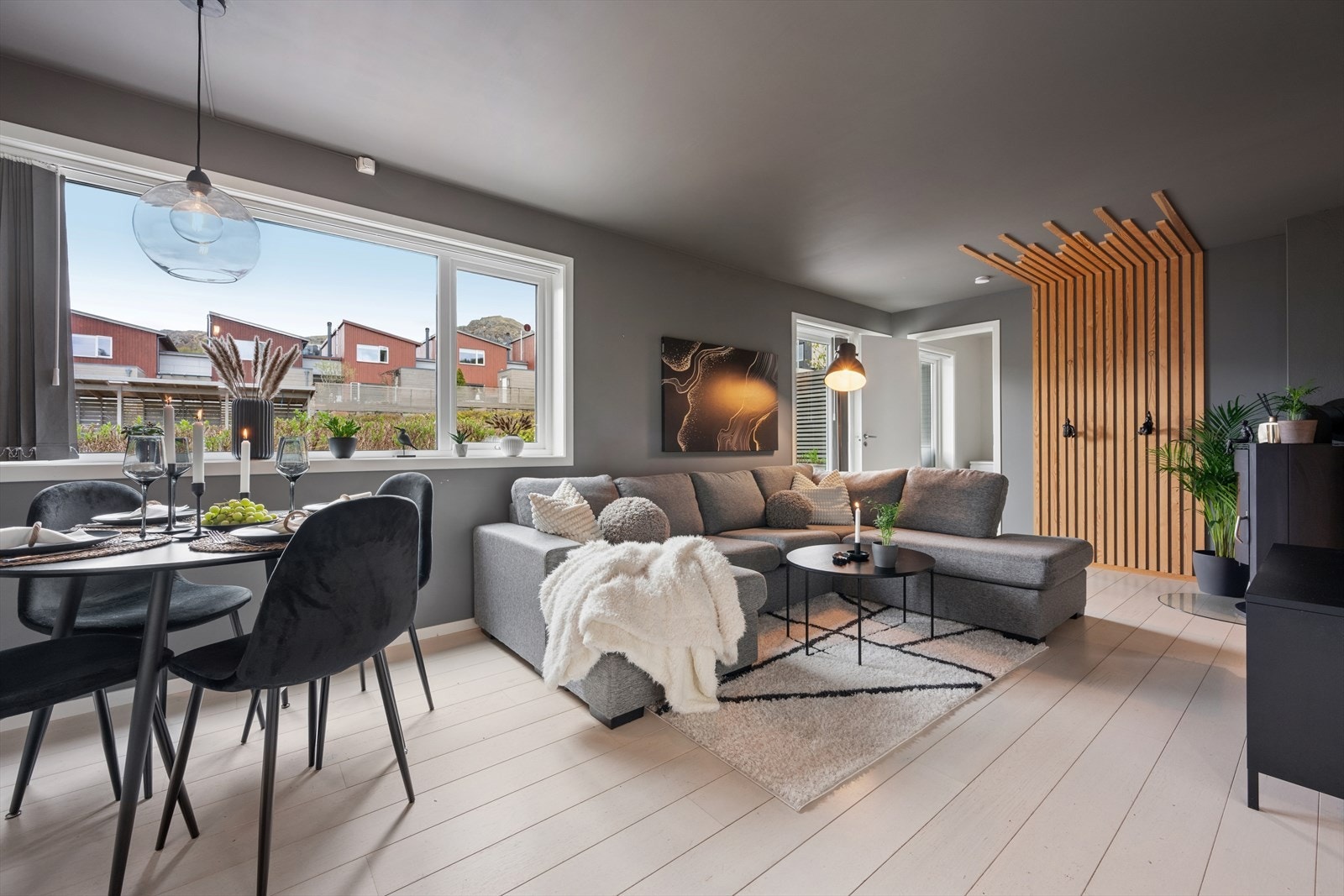 Stuen er enkel å møblere, med god plass til både sittegruppe og spisebord. Galleribilde