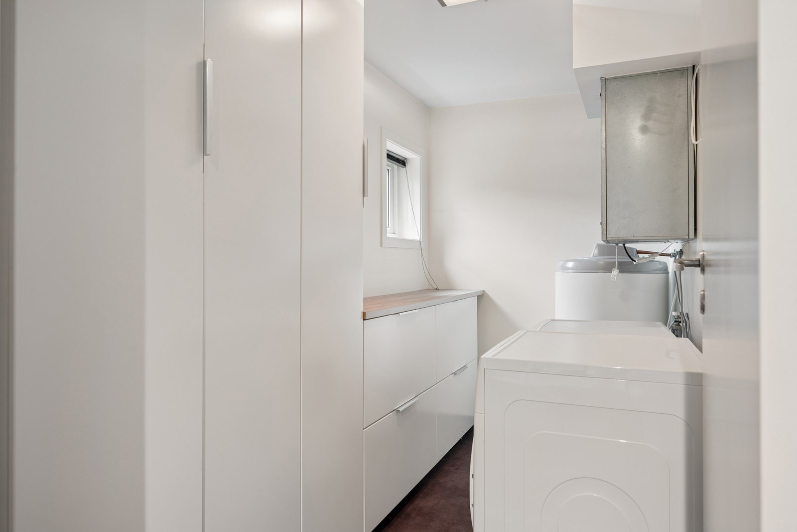 I tillegg har leiligheten separat vaskerom med opplegg for vaskemaskin og tørketrommel, samt praktisk innredning for ekstra oppbevaring. Galleribilde