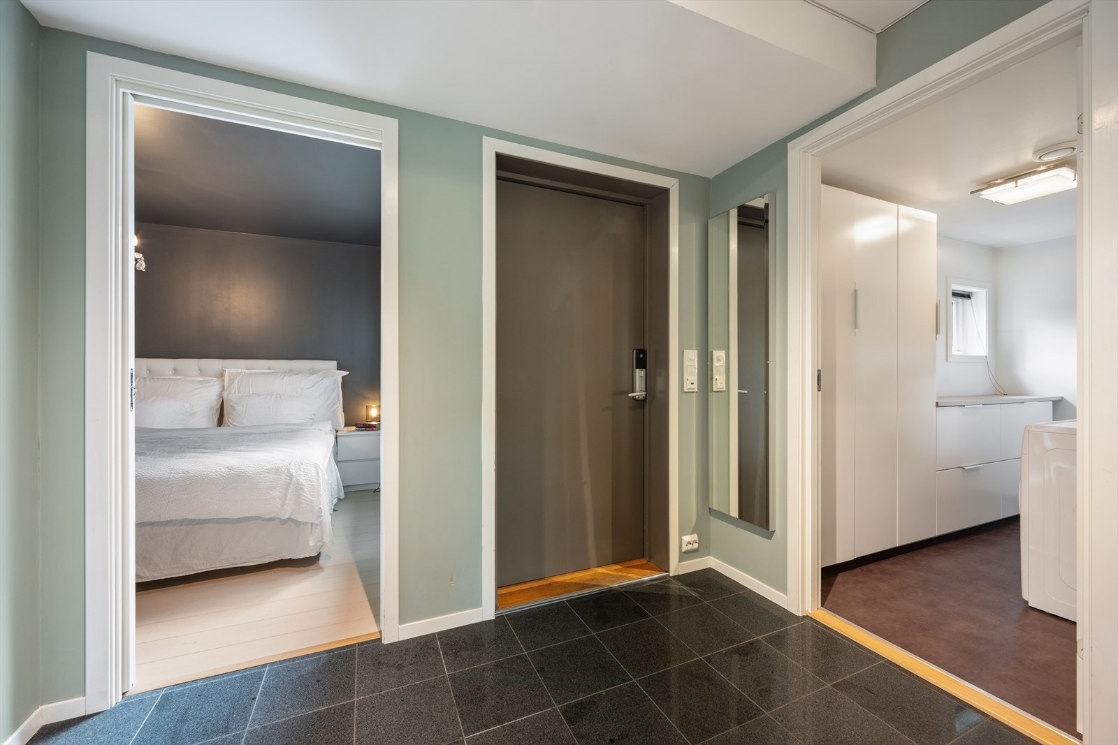 Via et lyst inngangsparti er det rikelig med plass til yttertøy og sko. Flislagt gulv med varmekabler. Galleribilde