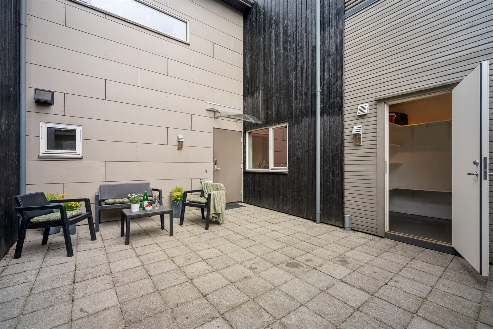Like ved finner du en romslig bod med god lagringsplass til sykler, utemøbler m.m. Rett utenfor døren har du et hyggelig uteområde som kan møbleres etter behov, med god plass til ulike soner. Galleribilde