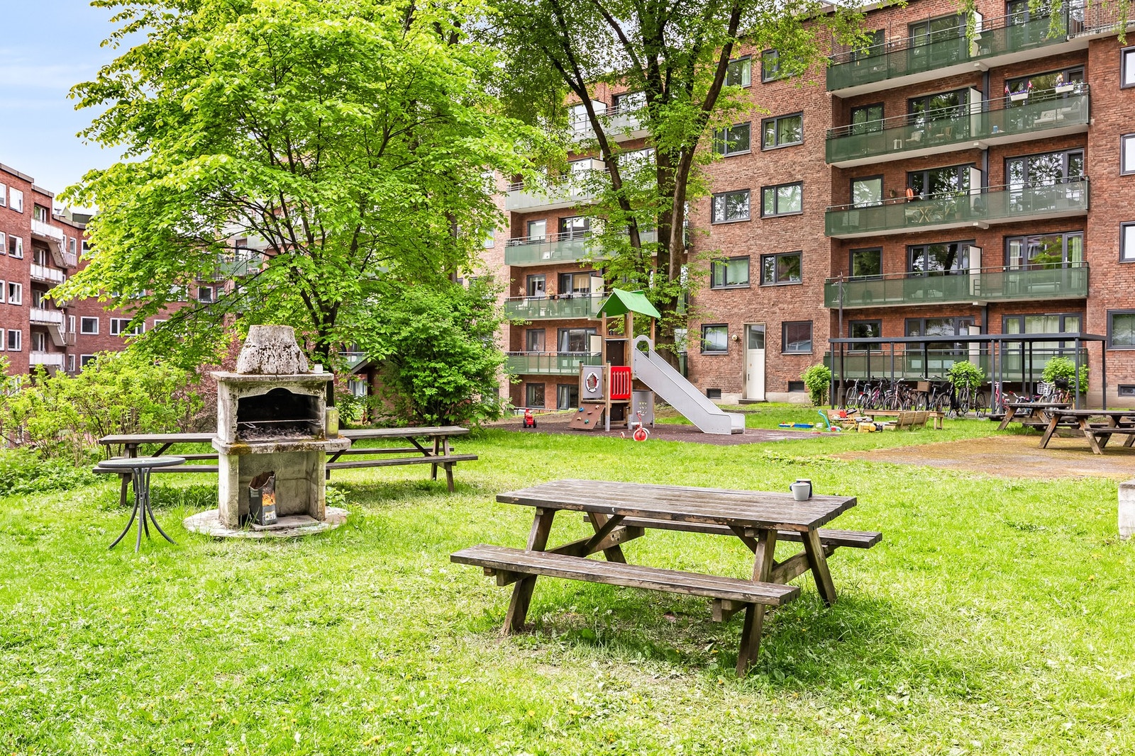 Borettslaget har en flott, etablert hage med hyggelige sittegrupper og grillplass Galleribilde