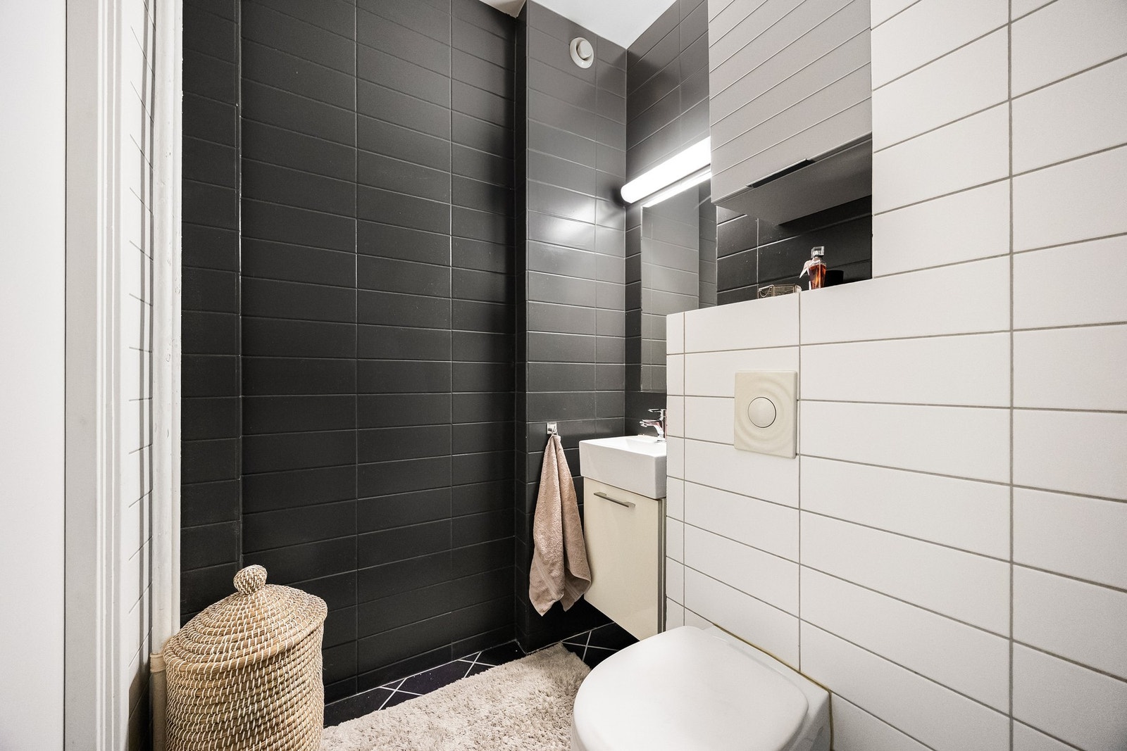 Badet inneholder dusjnisje, veggmontert servantinnredning og toalett, samt opplegg for vaskemaskin. Videre er det en nisje oppbevaringshylle for ekstra oppbevaring eller dekor Galleribilde