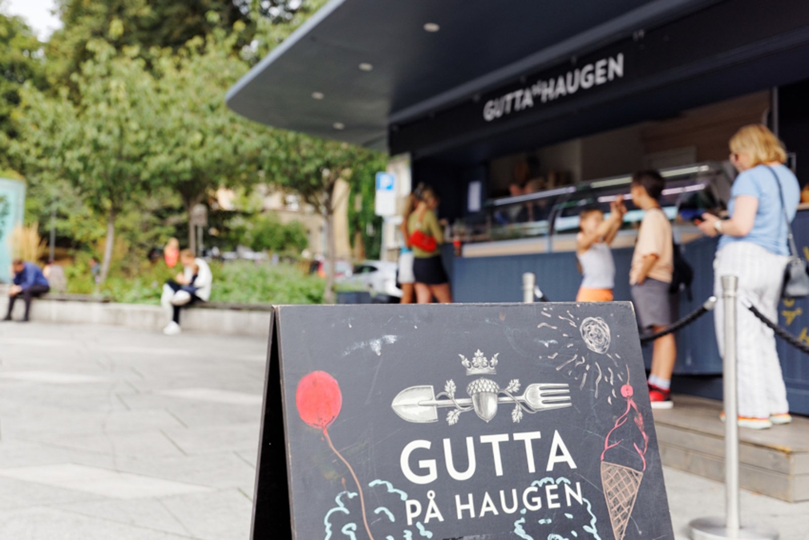 Man kan gå koselige turer langs Akerselva, besøke spennende kafeer og restauranter eller ta seg en tur på Ringen Kino (ca. 5 minutters gange) Galleribilde
