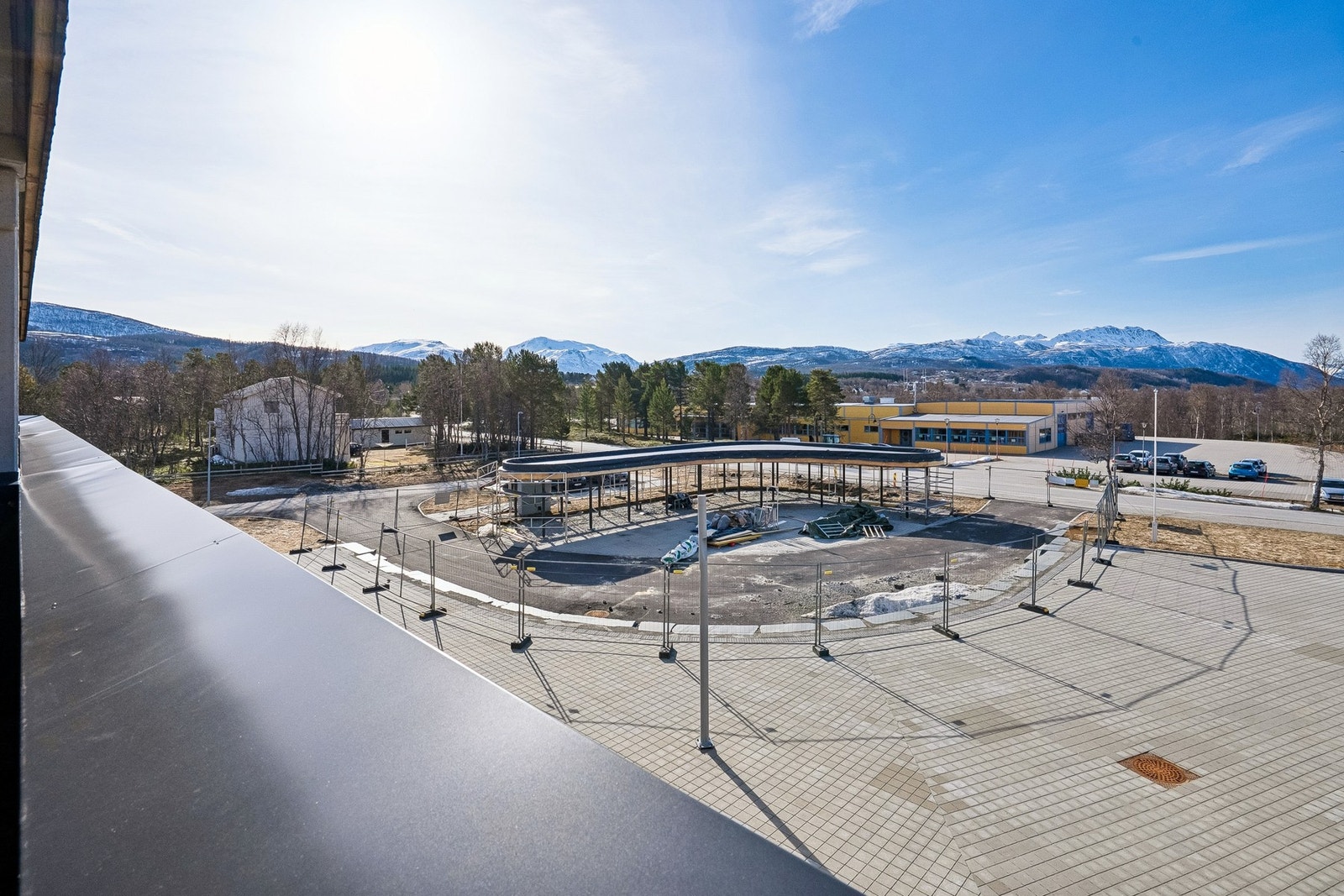 Nærområdet byr på både Elvetun skole og Dyrøy barnehage innen 6 minutters gange. Galleribilde
