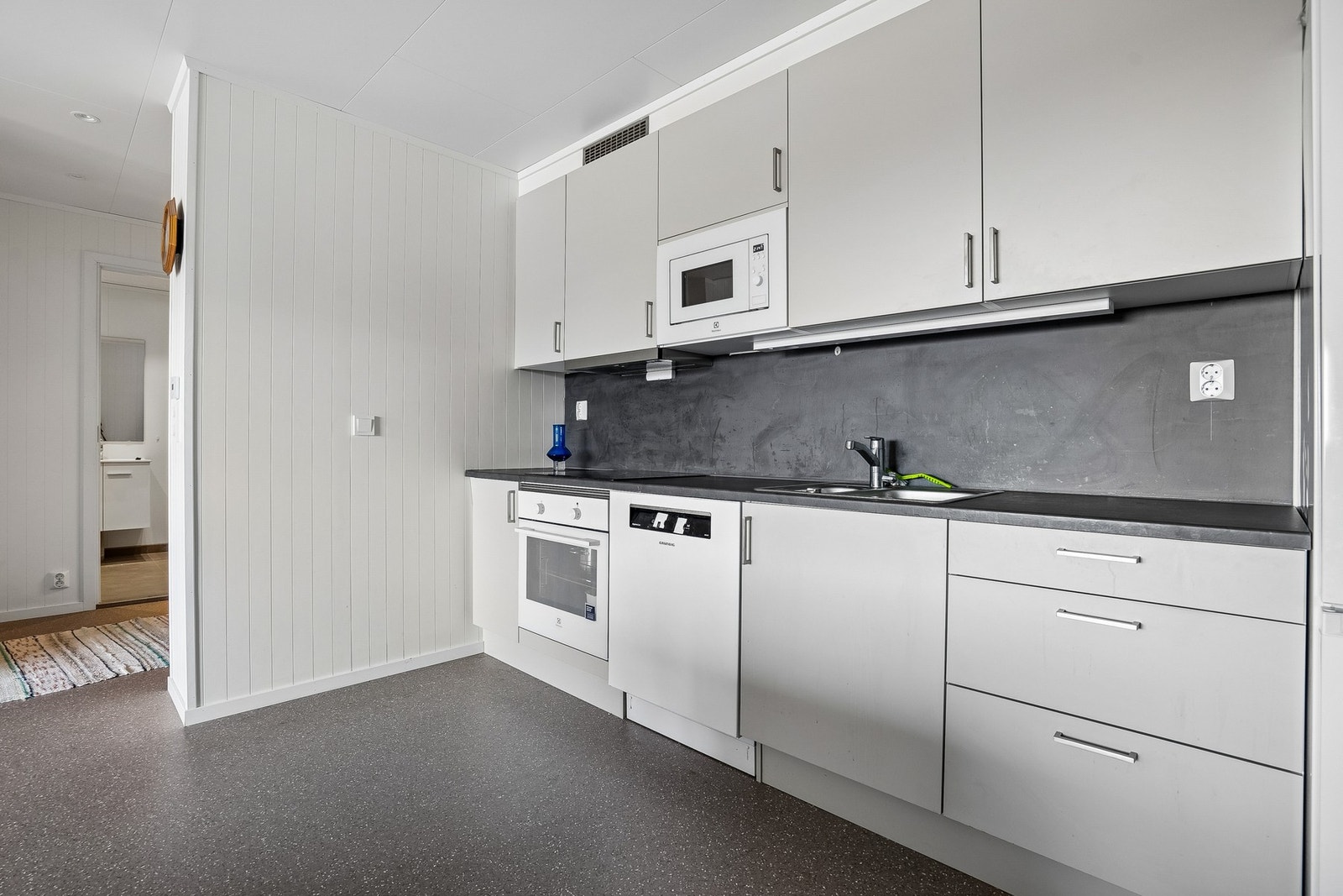 Praktisk laminatbenkeplate og avtrekk koblet til bygningens balanserte ventilasjonsanlegg. Galleribilde