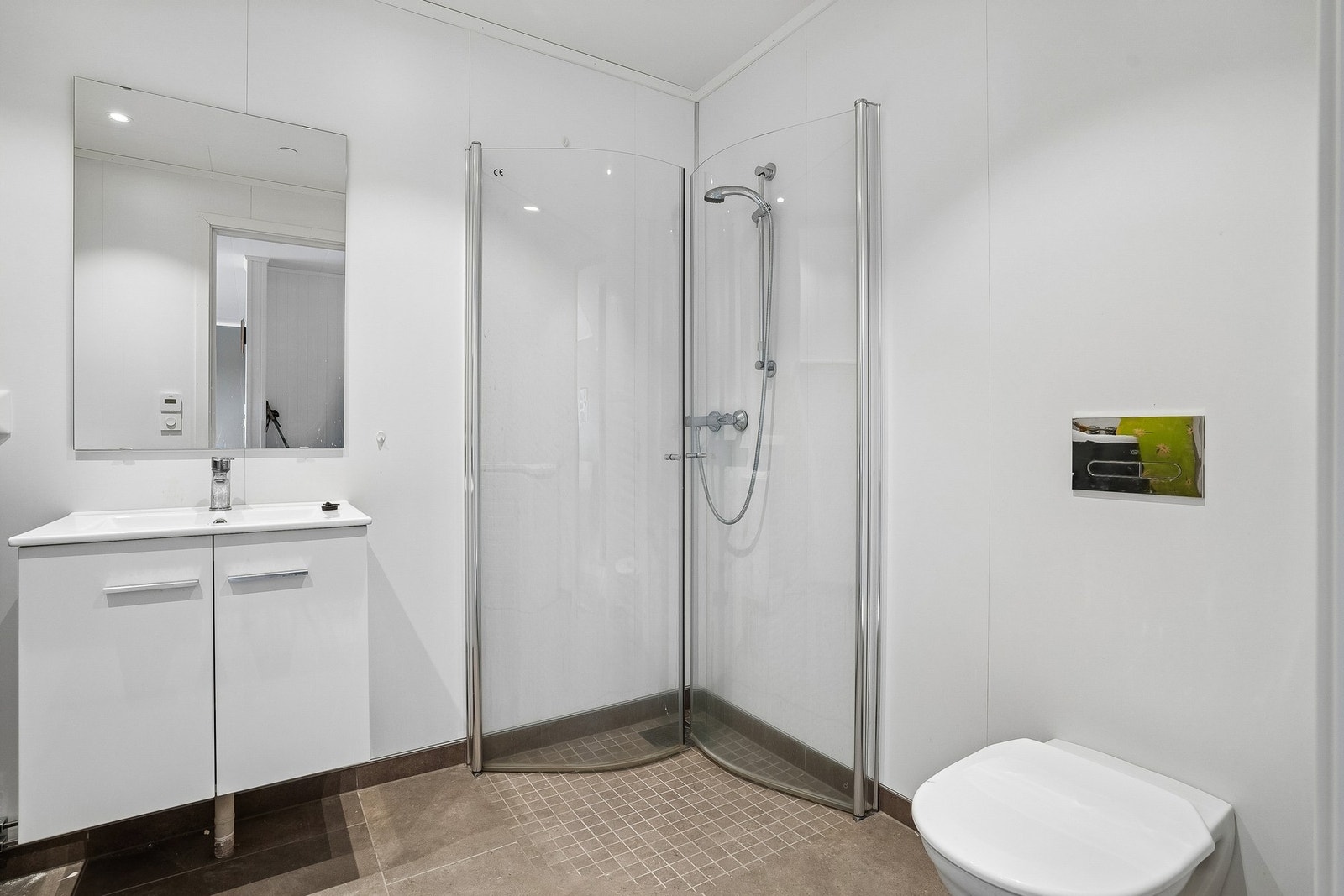 Badet har vannbåren gulvvarme, flislagt gulv og praktiske baderomsplater på veggene. Galleribilde