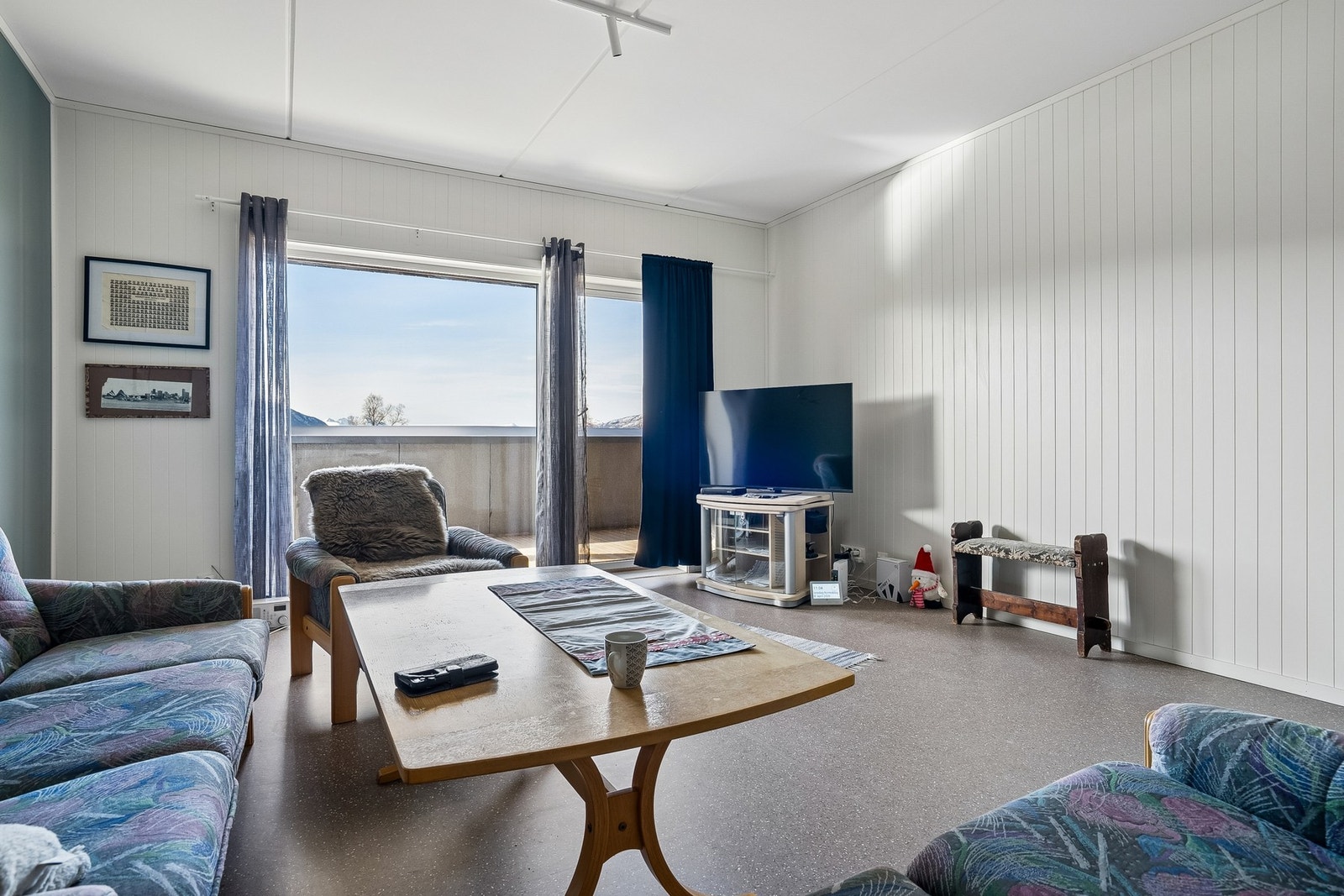 Gjennomgående belegg på gulv og malte plater på veggene gir et helhetlig og rent uttrykk. Galleribilde