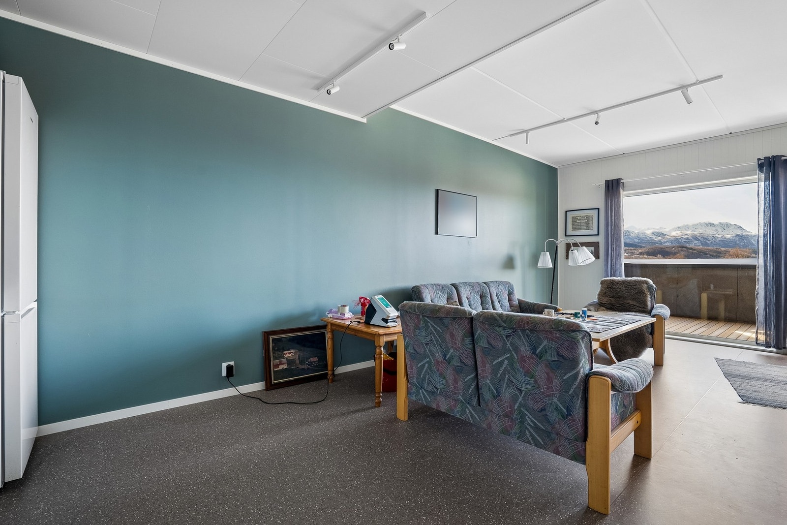 Stuen har god plass til en komfortabel sittegruppe. Galleribilde