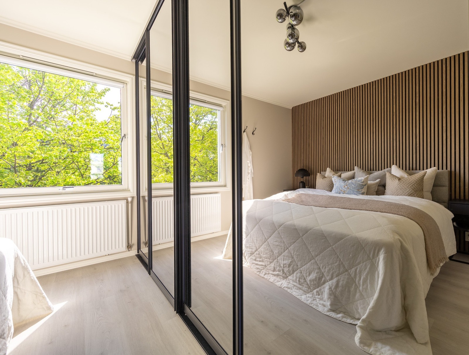 Rikelig med oppbevaringsplass i stor skyvedørsgarderobe. Galleribilde