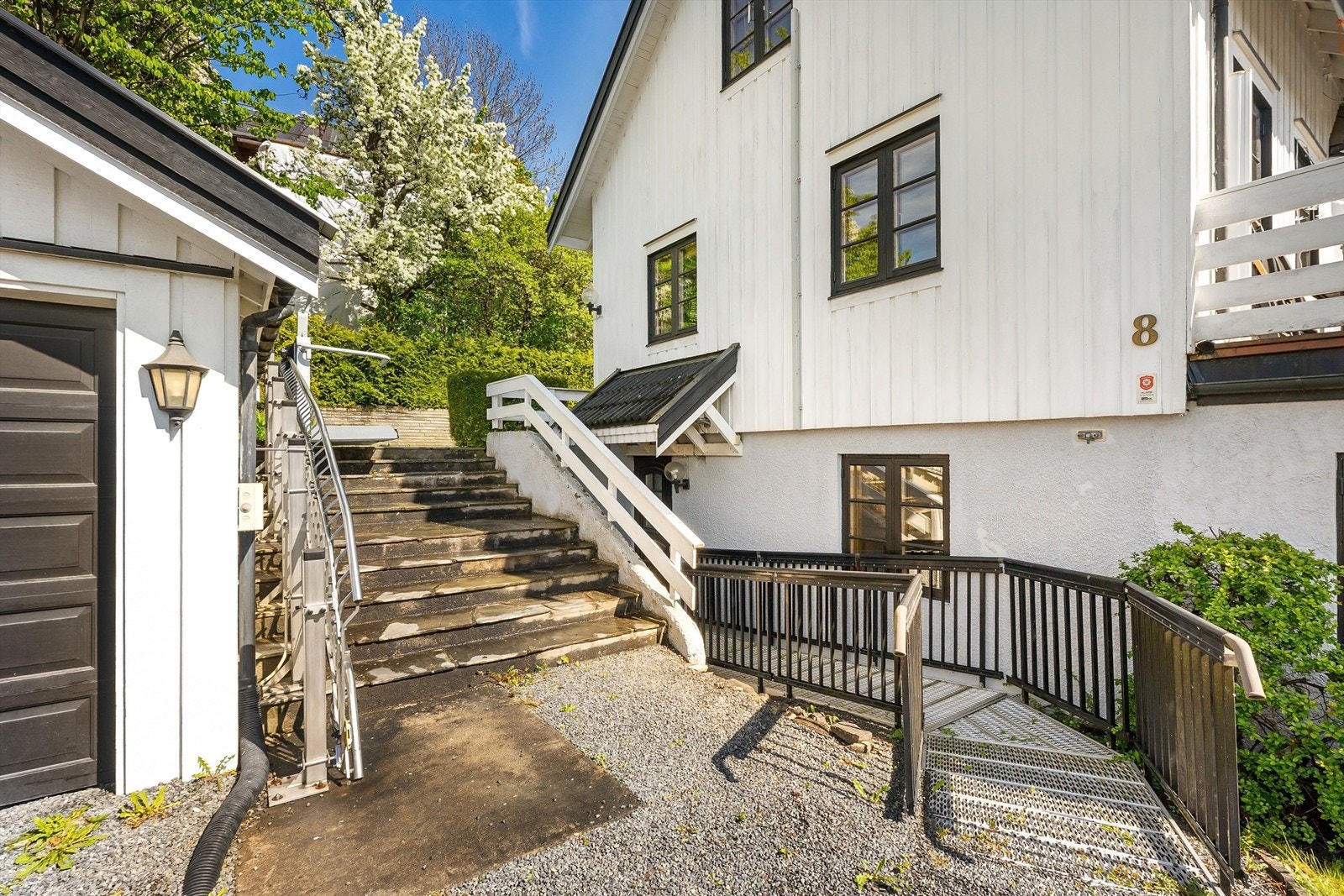 Inngangsparti til kjelleretasjen Galleribilde