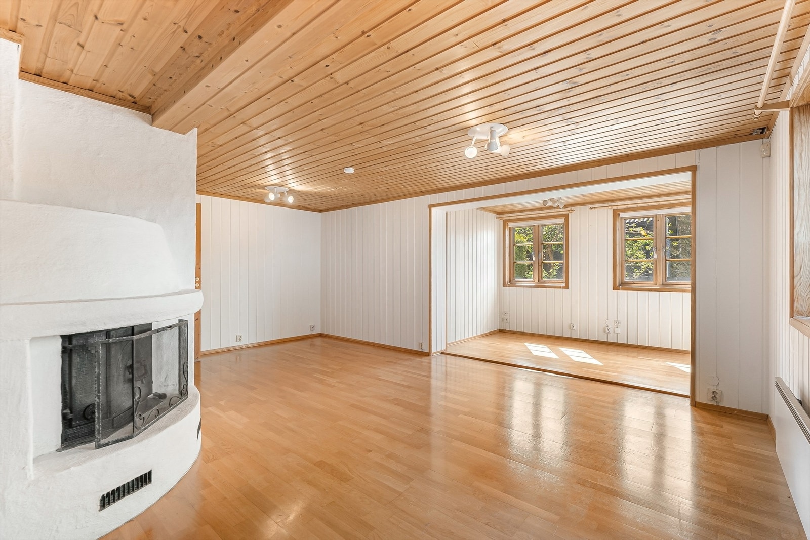 Kjelleretasjen inneholder entré, dusjrom, vaskerom, toalettrom, kjøkken, stue, soverom, garderobe og innvendig bod Galleribilde