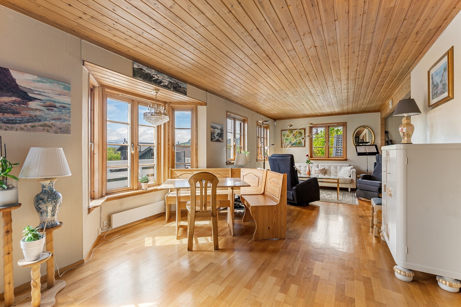 1. etasjen inneholder entré/trapperom, toalettrom, kjøkken med spiseplass og spisestue/stue. Galleribilde