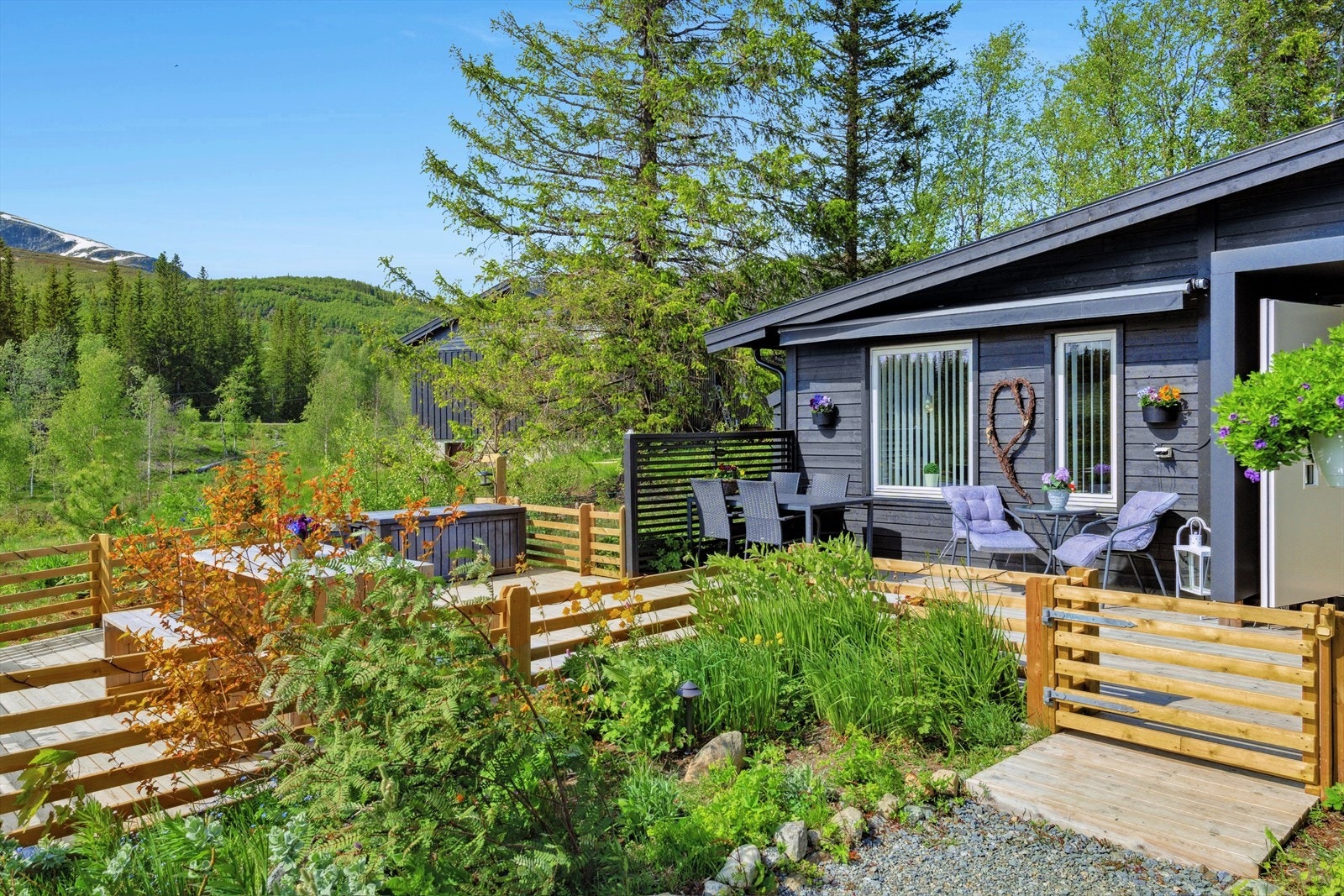 Et rolig og stillferdig område med vakker natur og flotte rekreasjonsmuligheter. Utvendig finner du også garasje med carport og el-billader, samt redskapslager. Galleribilde