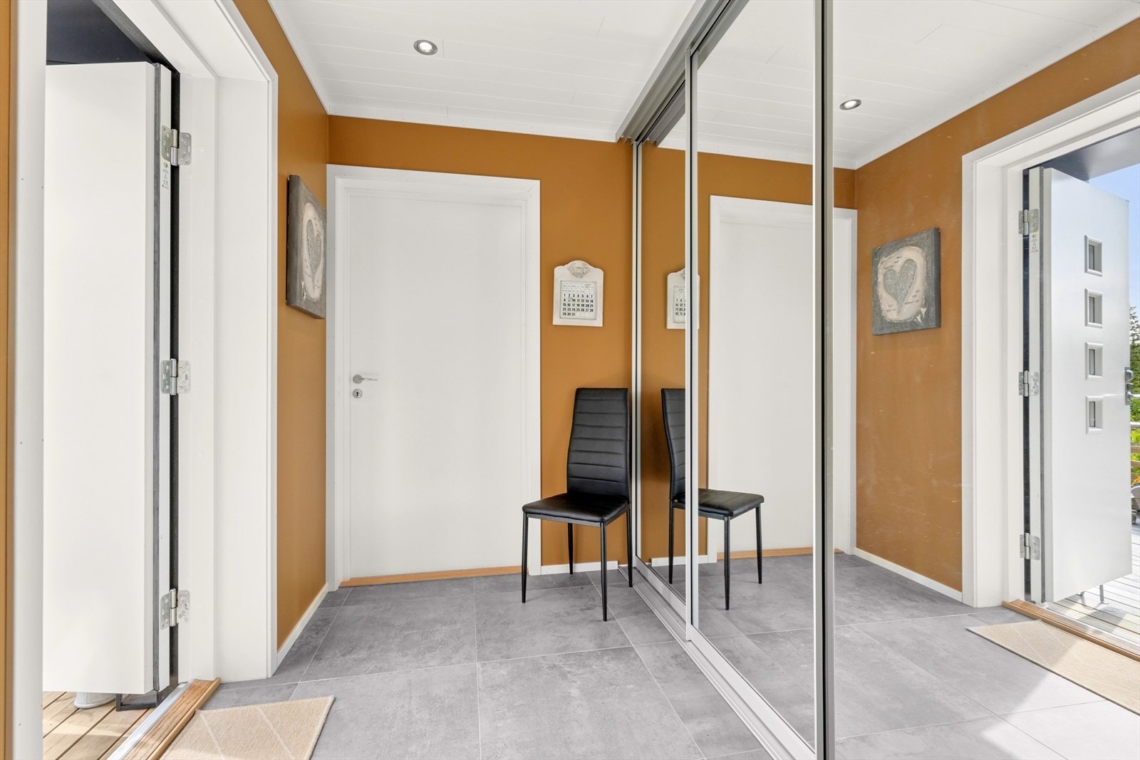 Romslig entré med egen praktisk walk-in closet, som sikrer god oppbevaring av både sko og yttertøy i rommet. Galleribilde