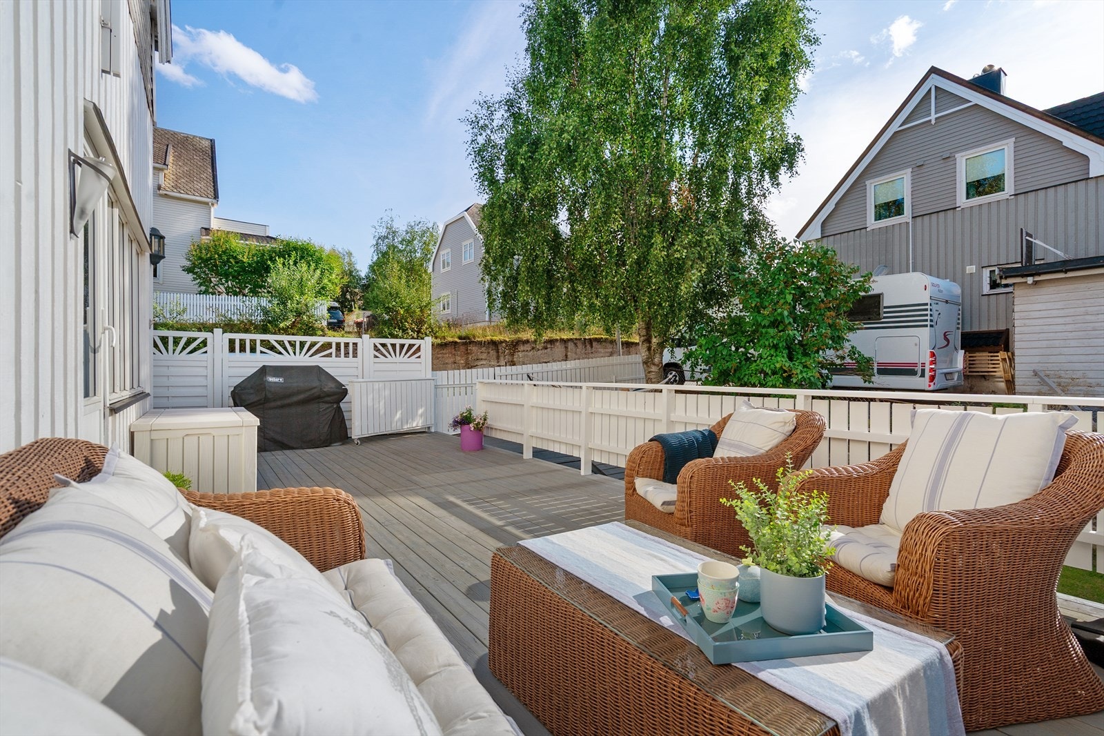 Velkommen til Tårnveien 31! - Foto: Hanna Linnea Kristensen. Med grønne rolige omgivelser, lune sitteplasser og plass til grill - dette er et uterom som gir ekte sommerstemning Galleribilde