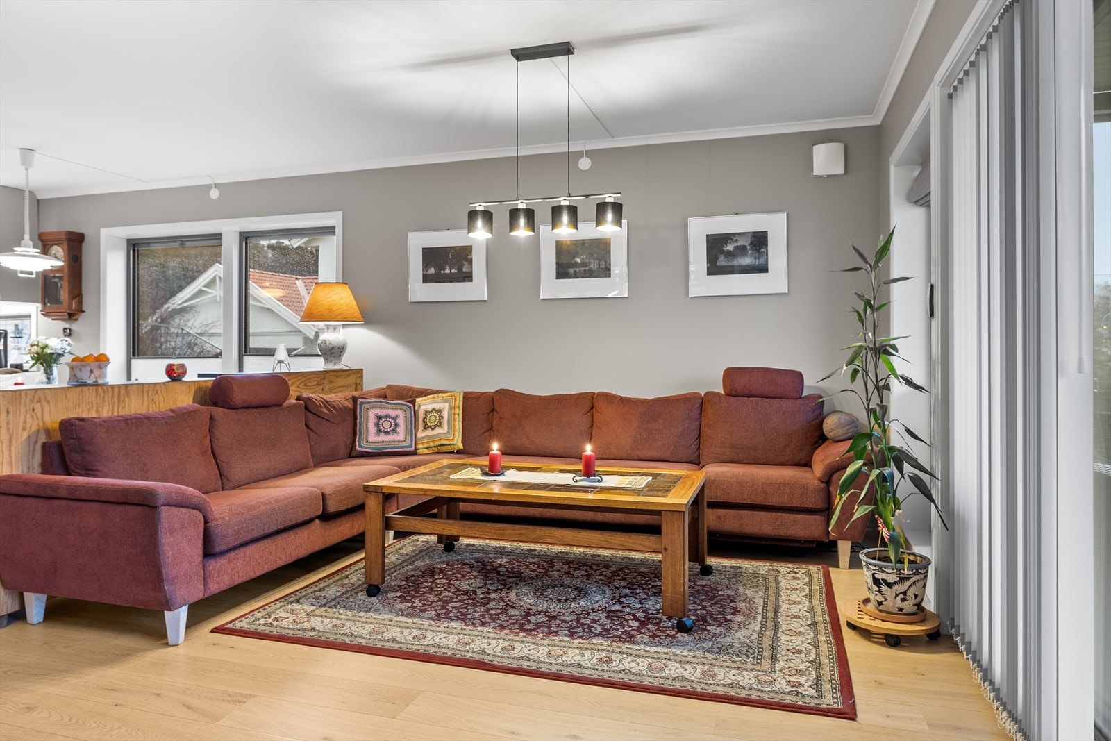 God plass til stor sofa i stuen. Galleribilde