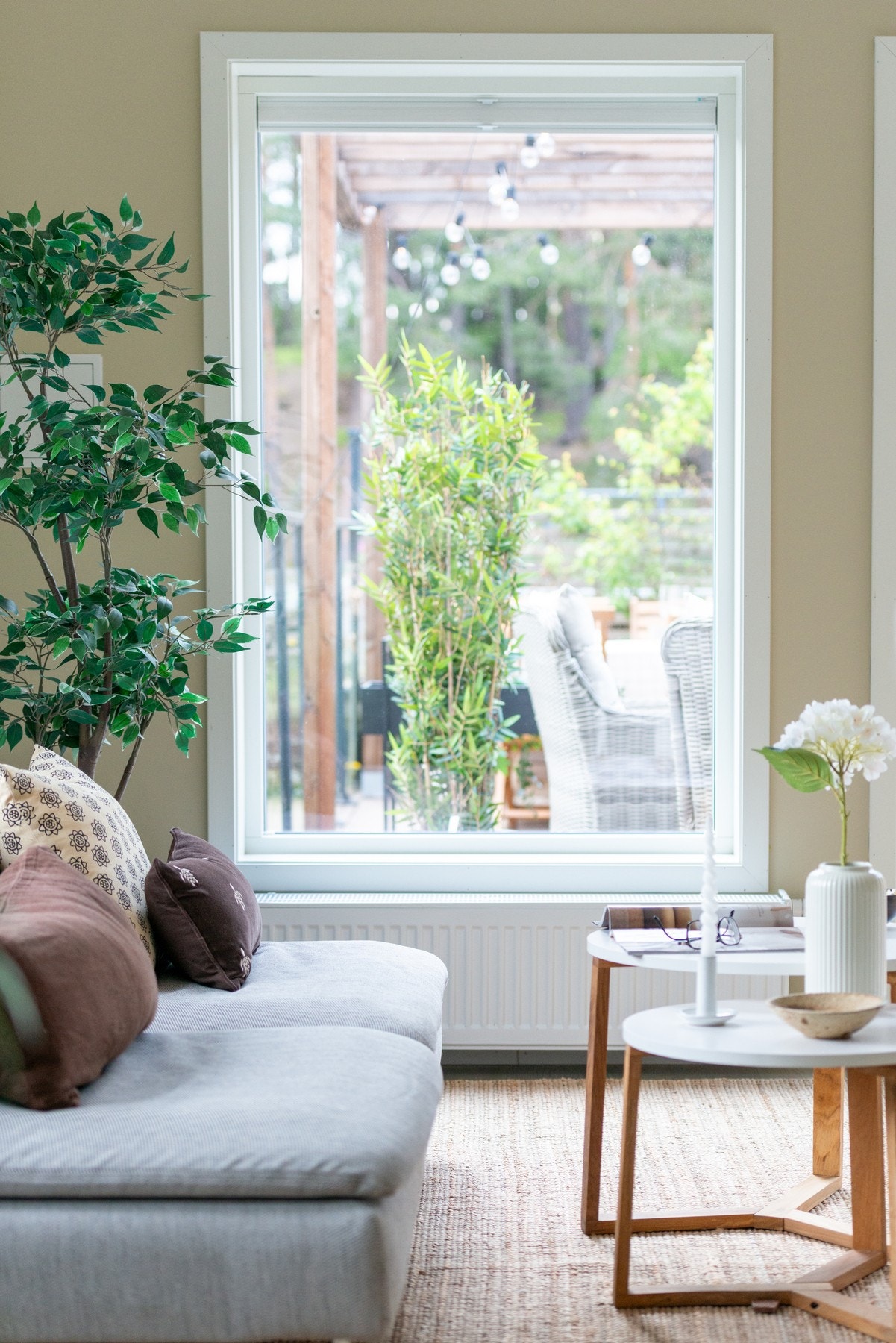 Store vindusflater slipper inn rikelig med naturlig lys. Galleribilde