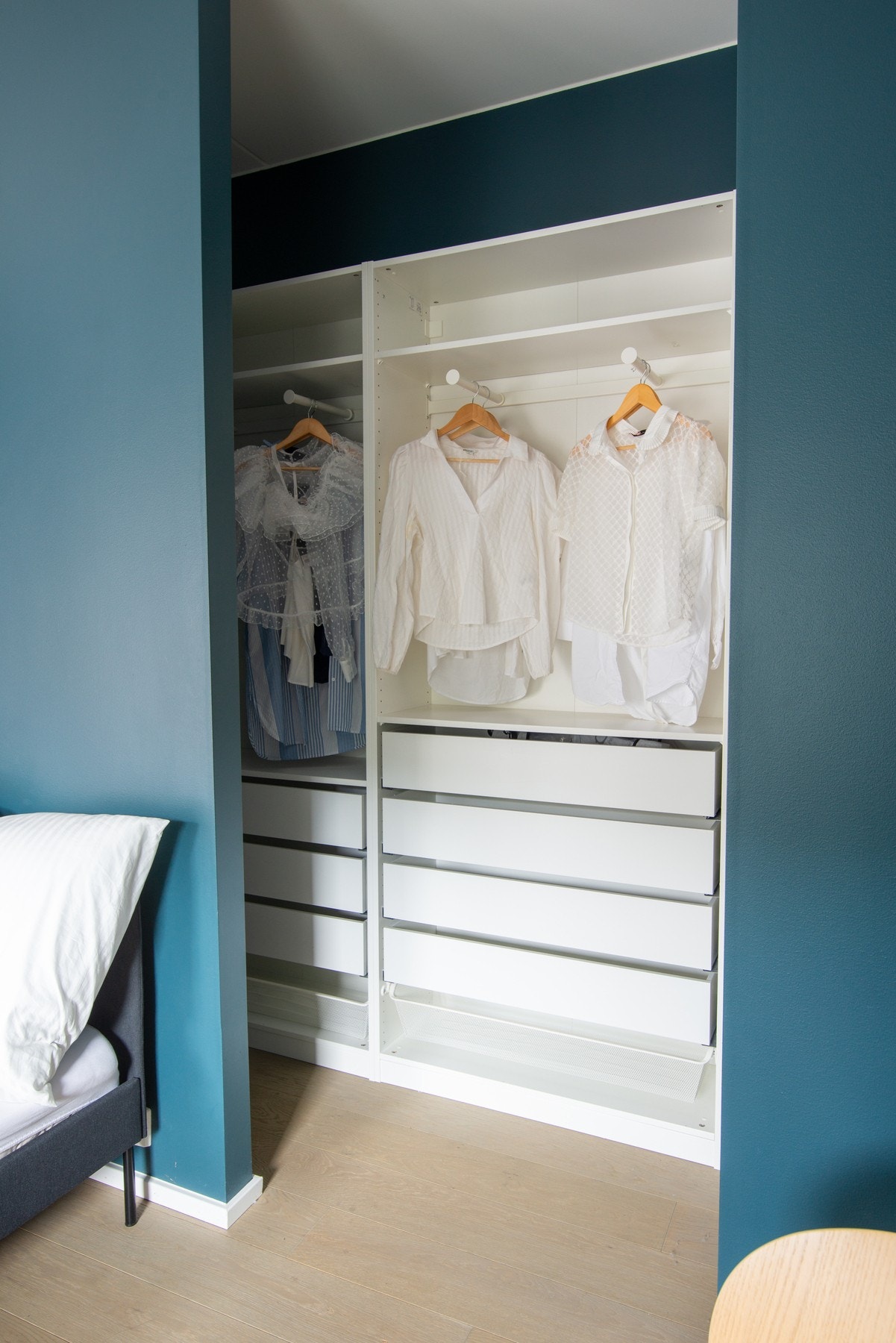 Det er rikelig med oppbevaringsplass i stor walk-in garderobe. Galleribilde