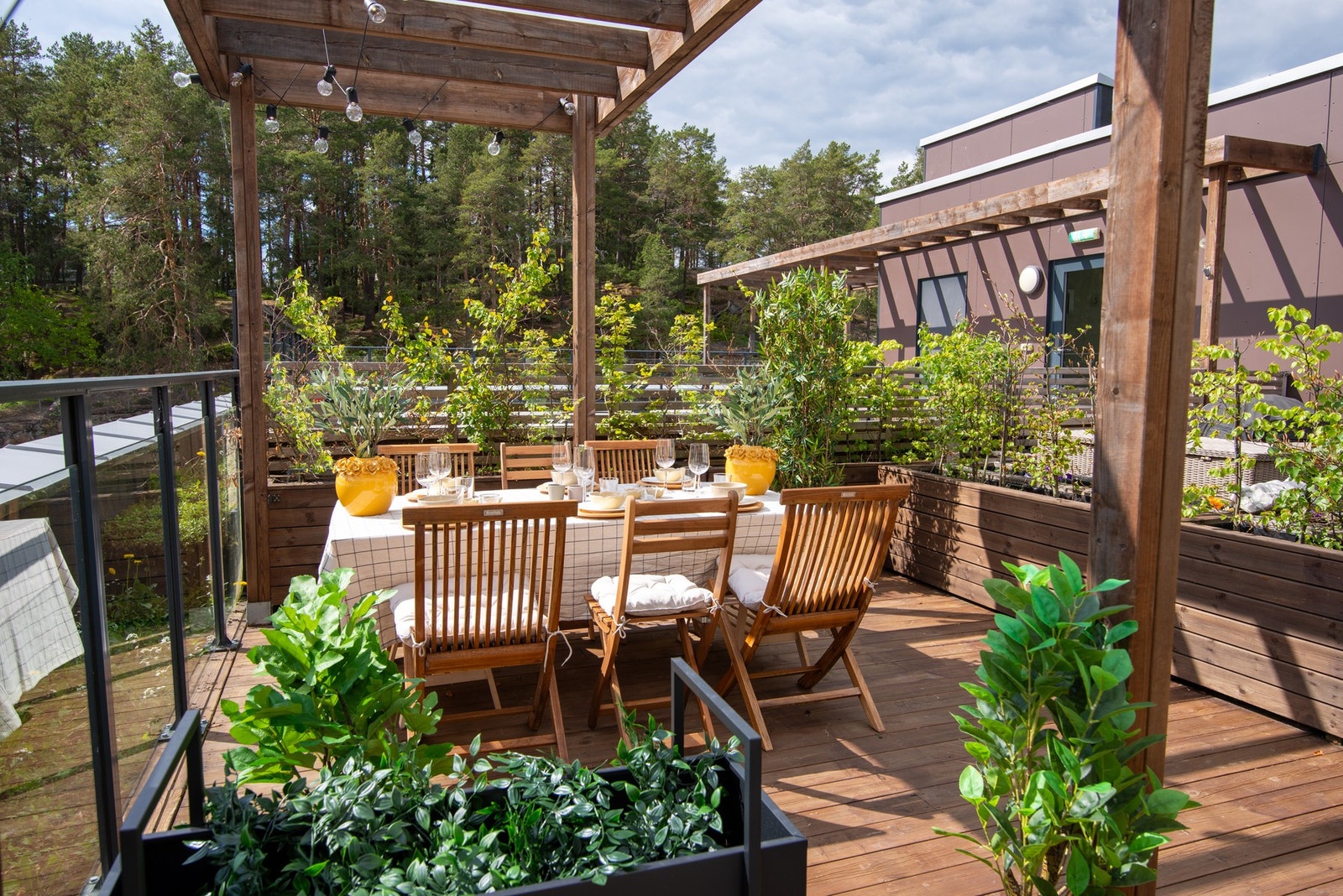 Kronen på verket er den fantastiske takhagen med stor pergola og sol fra morgen til kveld. Her er det rikelig med boltreplass for både store og små. Galleribilde