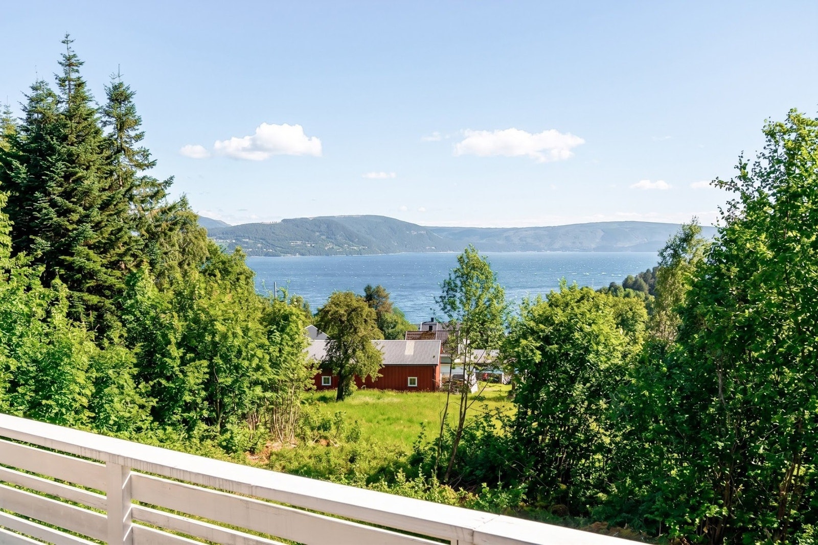 Flott utsikt og lite innsyn. (Bilde er AI-redigert av selger med andre fiktive møbler i samme rom og farger. Avvik kan forekomme) Galleribilde
