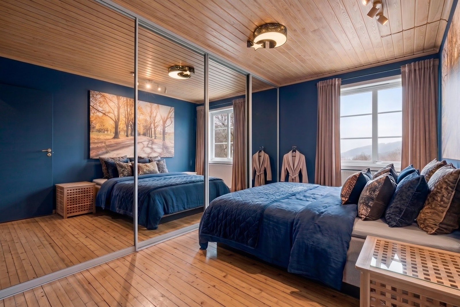 Hovedsoverom med stor skyvedørsgarderobe med speilfronter og fin plass til dobbeltseng. (Bilde er AI-redigert av selger med andre fiktive møbler i samme rom og farger. Avvik kan forekomme) Galleribilde