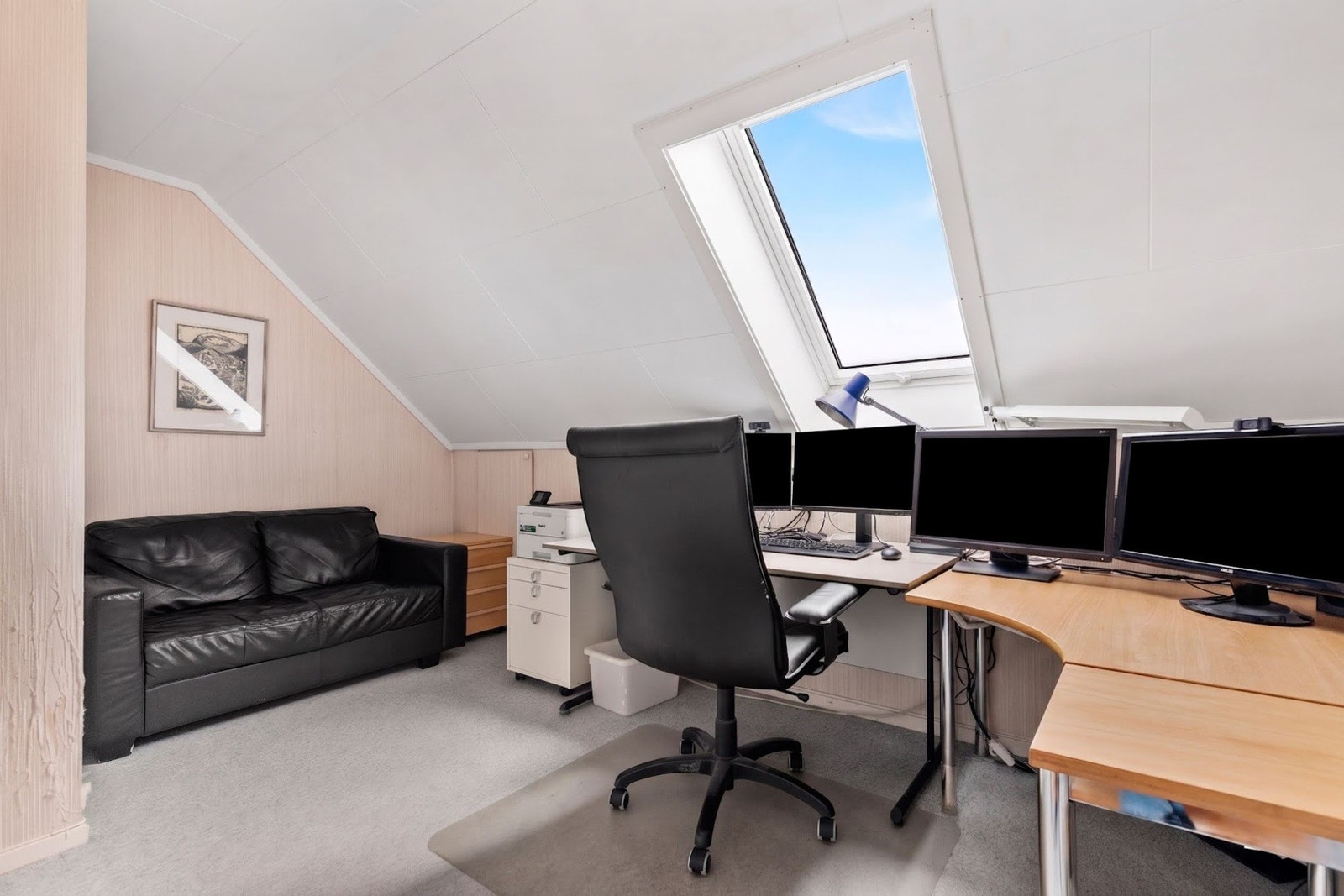 Kontor. (Bilde er AI-redigert av selger med andre fiktive møbler i samme rom og farger. Avvik kan forekomme) Galleribilde