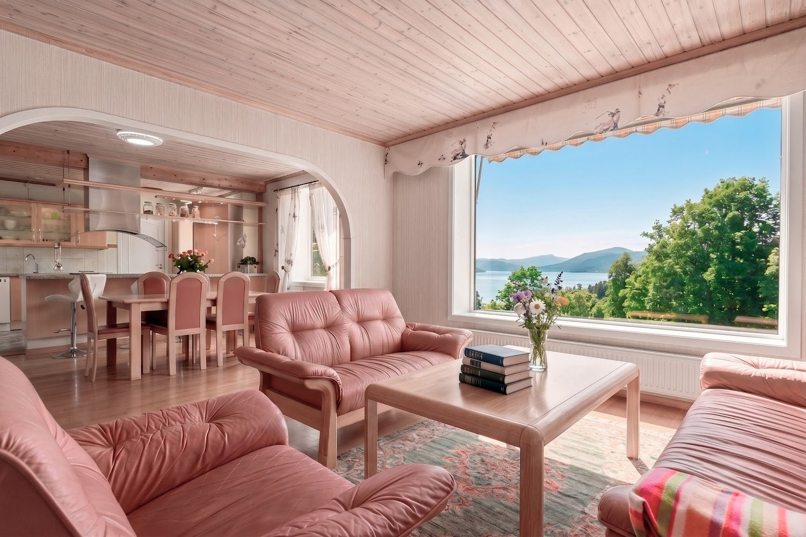 Romslig og lys stue med parkettgulv, strietapet på vegger og panelbord i himling. Fjordutsikt fra vindu. (Bilde er AI-redigert av selger med andre fiktive møbler i samme rom og farger. Avvik kan forekomme) Galleribilde