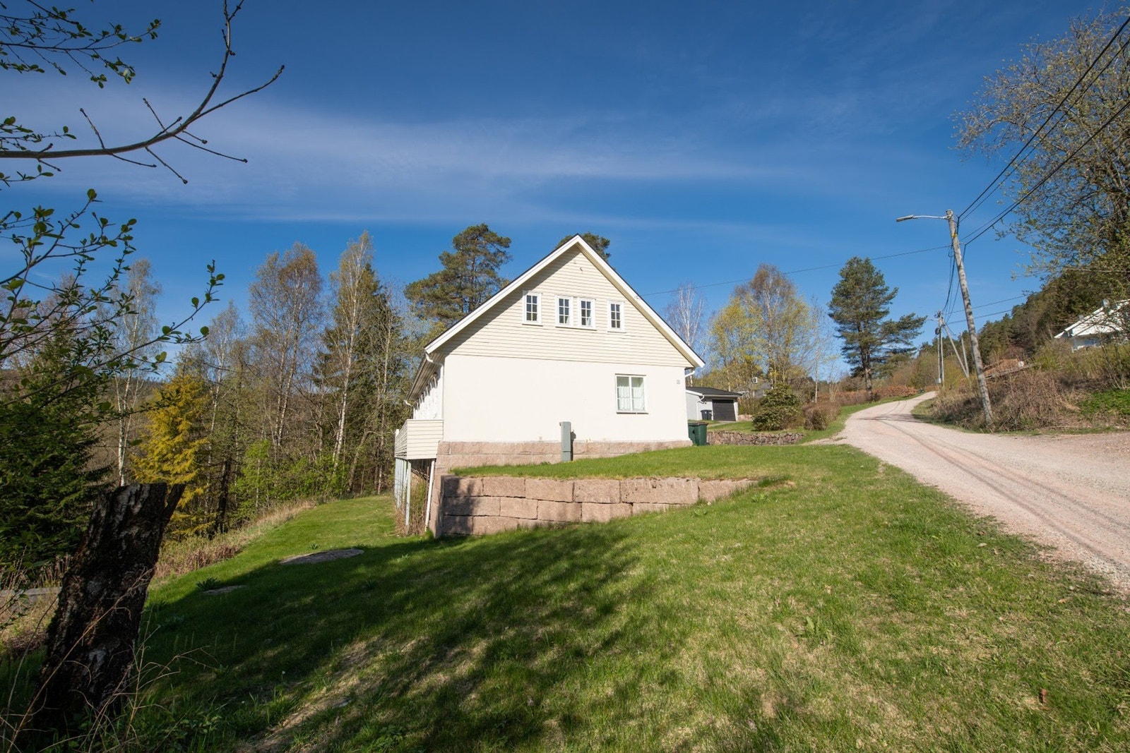 Dette er en stor og oppgradert enebolig over tre plan med solrik og landlig begiggenhet ved Drammensfjorden Galleribilde