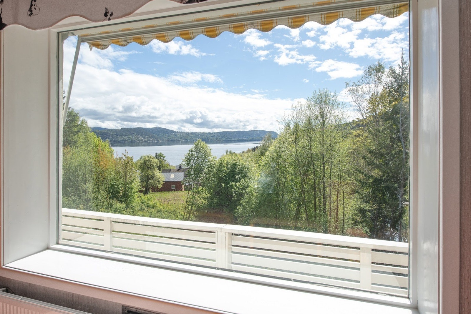 Fra stua er det flott utsikt mot Drammensfjorden. Galleribilde