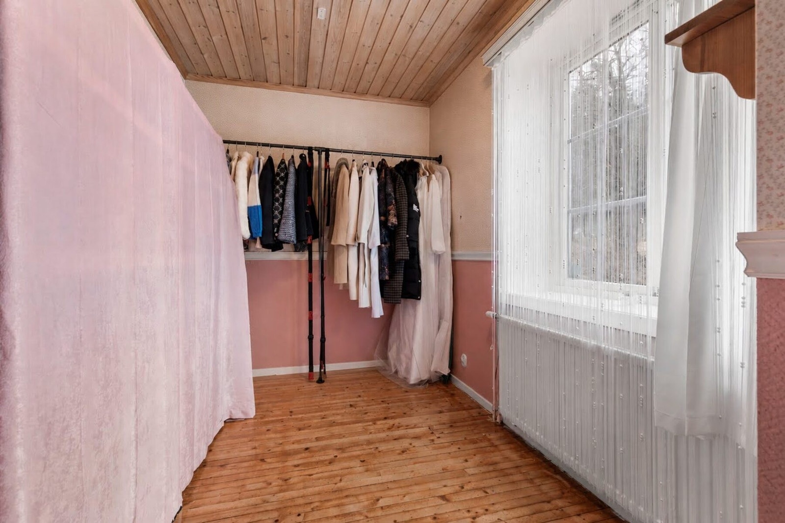 Soverom 2 er i dag innredet som garderoberom. (Bilde er AI-redigert av selger med andre fiktive møbler i samme rom og farger. Avvik kan forekomme) Galleribilde