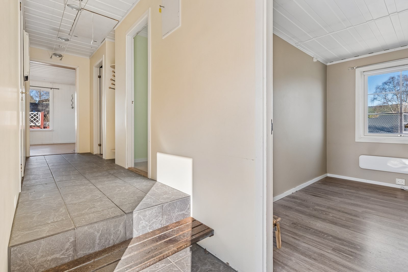 Entréen har flislagt gulv og gir adkomst til soveromsavdelingen og stuen. Galleribilde