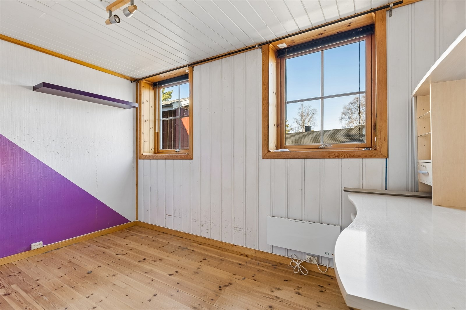 I kjeller er to boder omgjort og innredet til et soverom. Rommet er innredet og omgjort uten byggemelding til kommunen og uten at nødvendig godkjennelse er gitt. Galleribilde