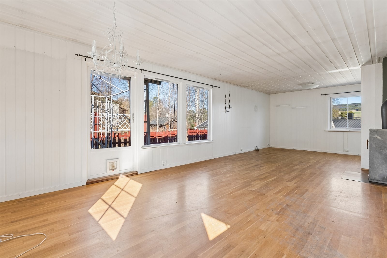 Fra stuen er det direkte utgang til en av boligens to terrasser. Galleribilde