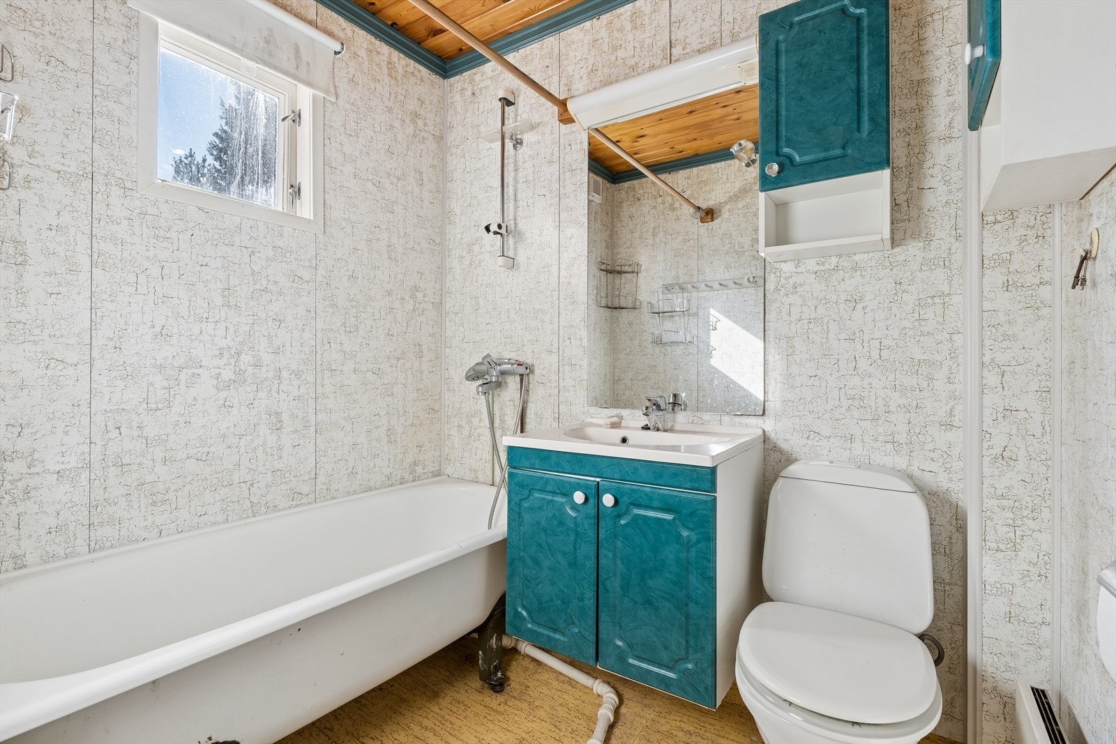 Badet i hovedetasjen er utstyrt med badekar, servant og toalett. Rommet har våtromsbelegg på gulv og baderomsplater på veggene. Galleribilde