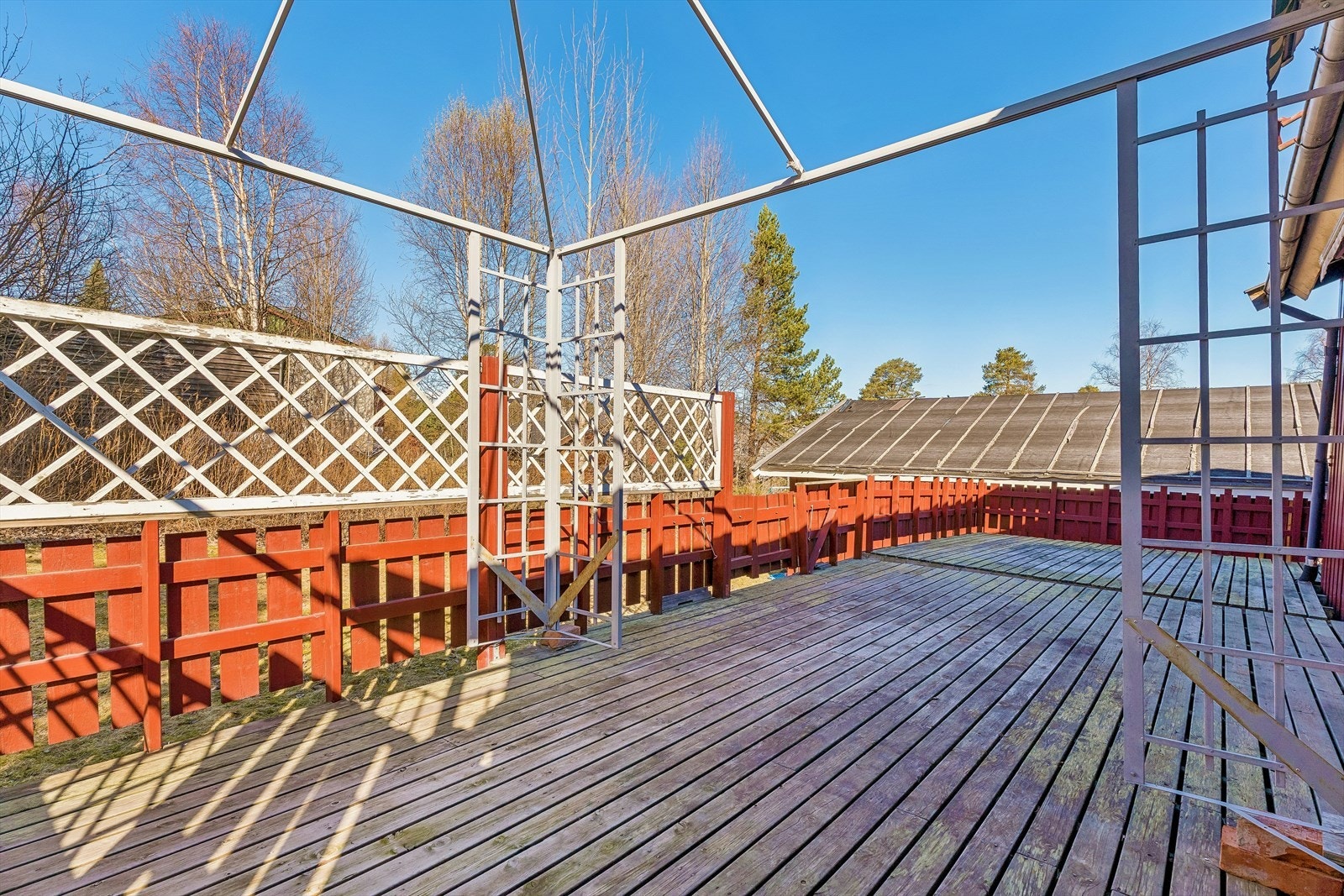 Uteplassen er bygget med bjelkelag i tre og terrassedekke. Galleribilde