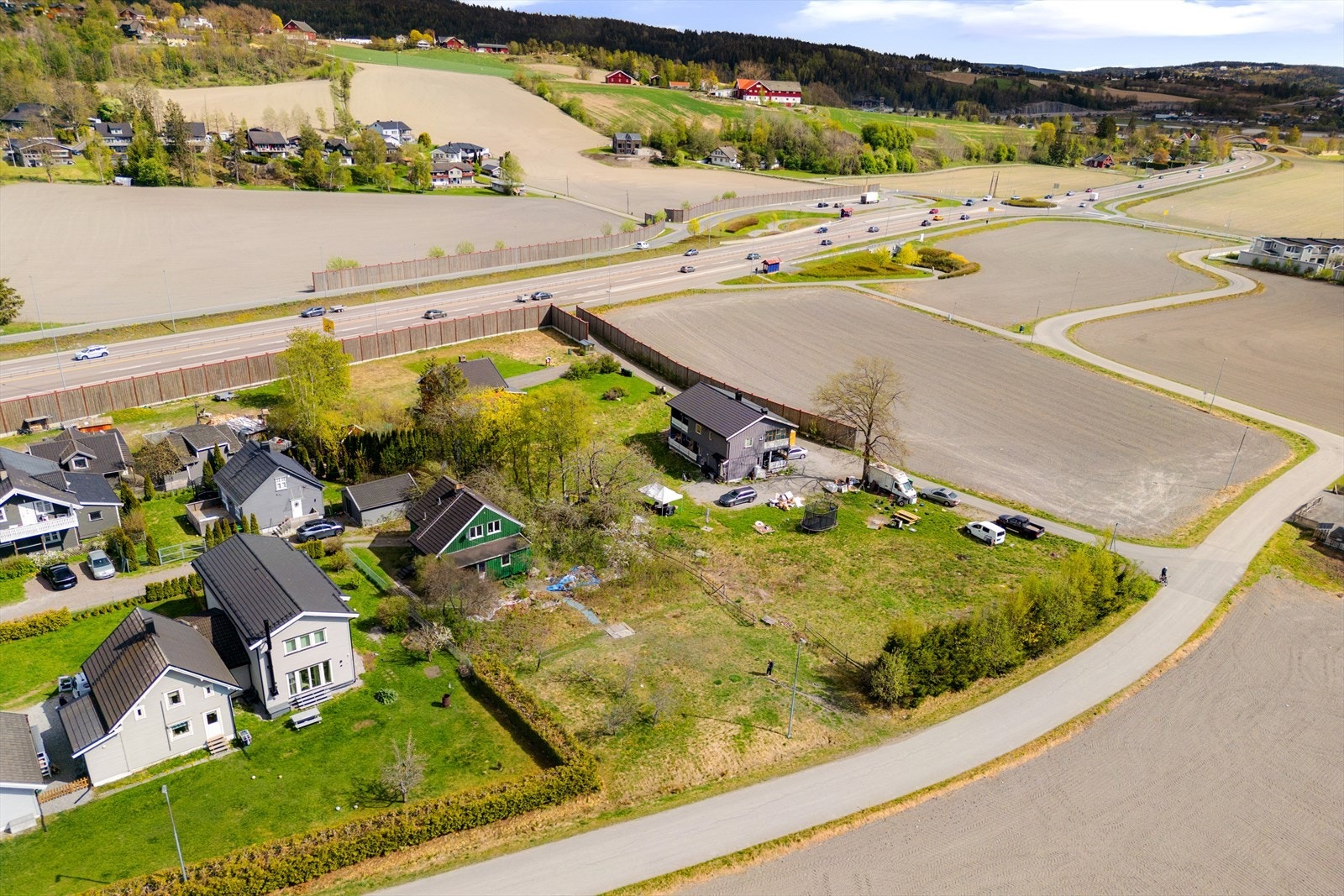 Boligen ligger langs en privat vei med lite trafikk, noe som gir enkel adkomst og rolige omgivelser. Galleribilde
