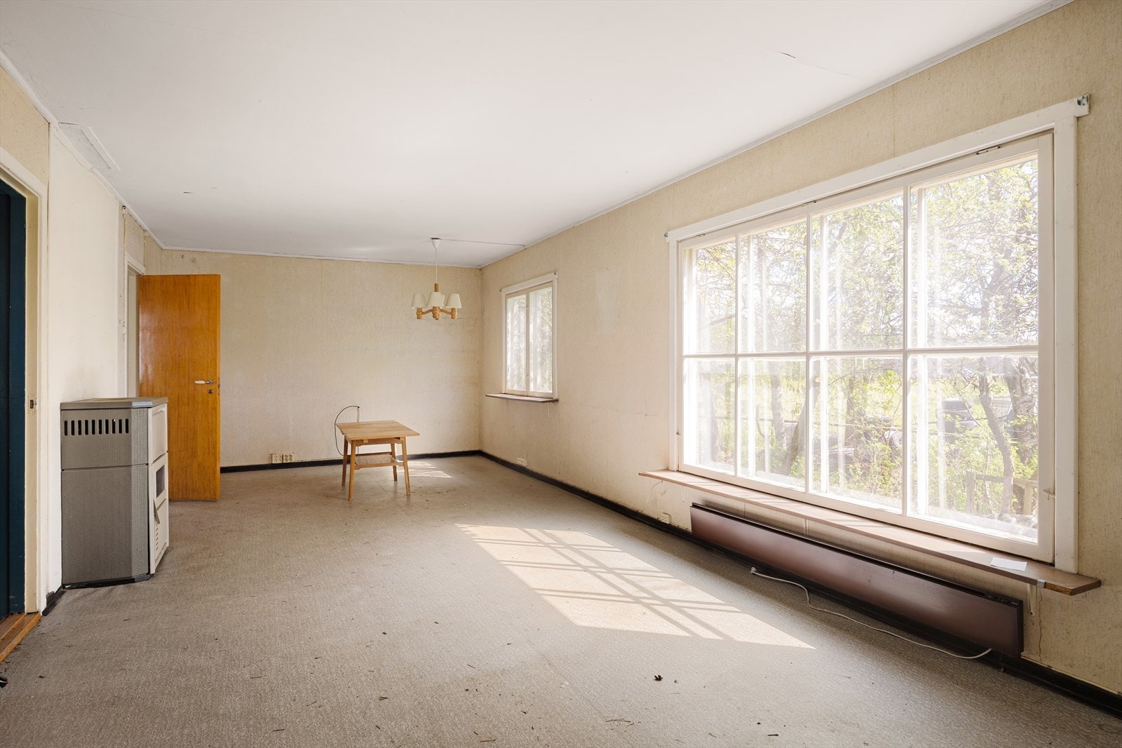Stuen har store vindusflater som slipper inn rikelig med naturlig lys og skaper en lun og innbydende atmosfære. Galleribilde