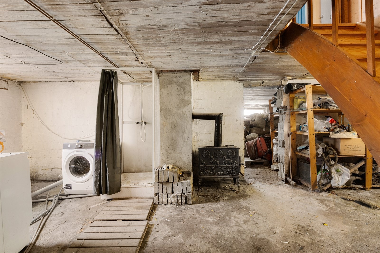 Kjelleretasjen byr på gode oppbevaringsmuligheter og et praktisk vaskerom Galleribilde