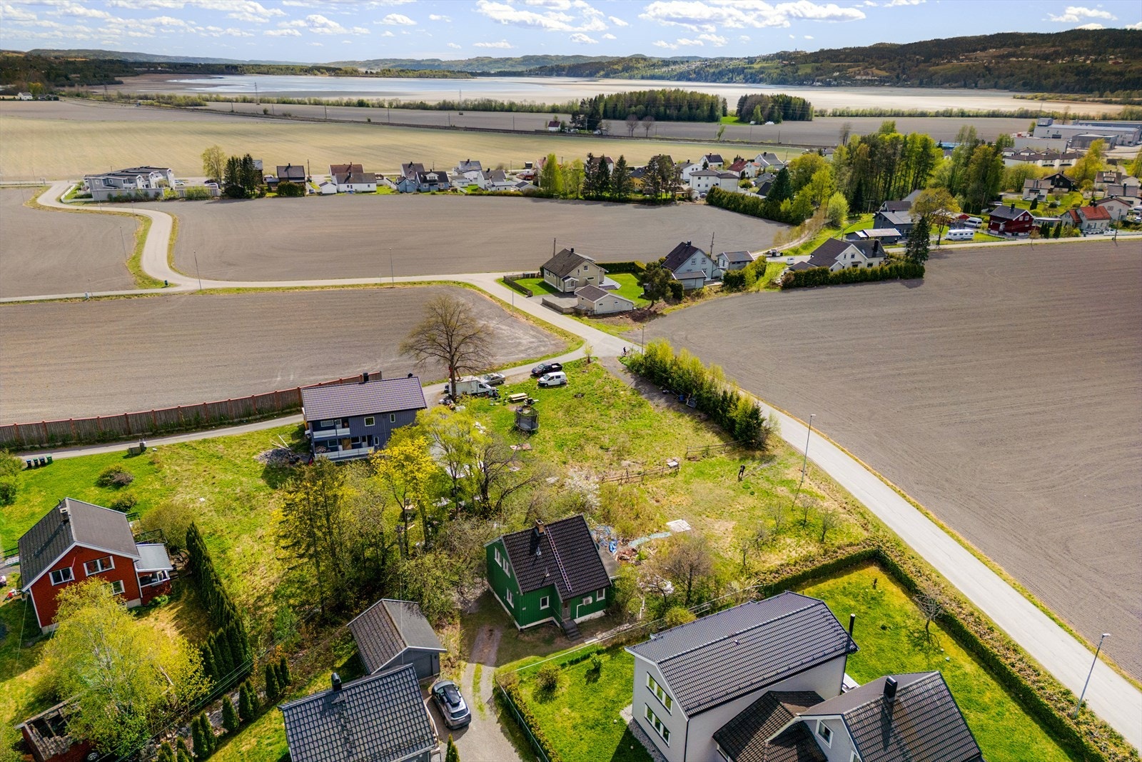 Rundt boligen finner du åpne åkre som skaper et vakkert og idyllisk landskap, særlig i sommerhalvåret. Galleribilde