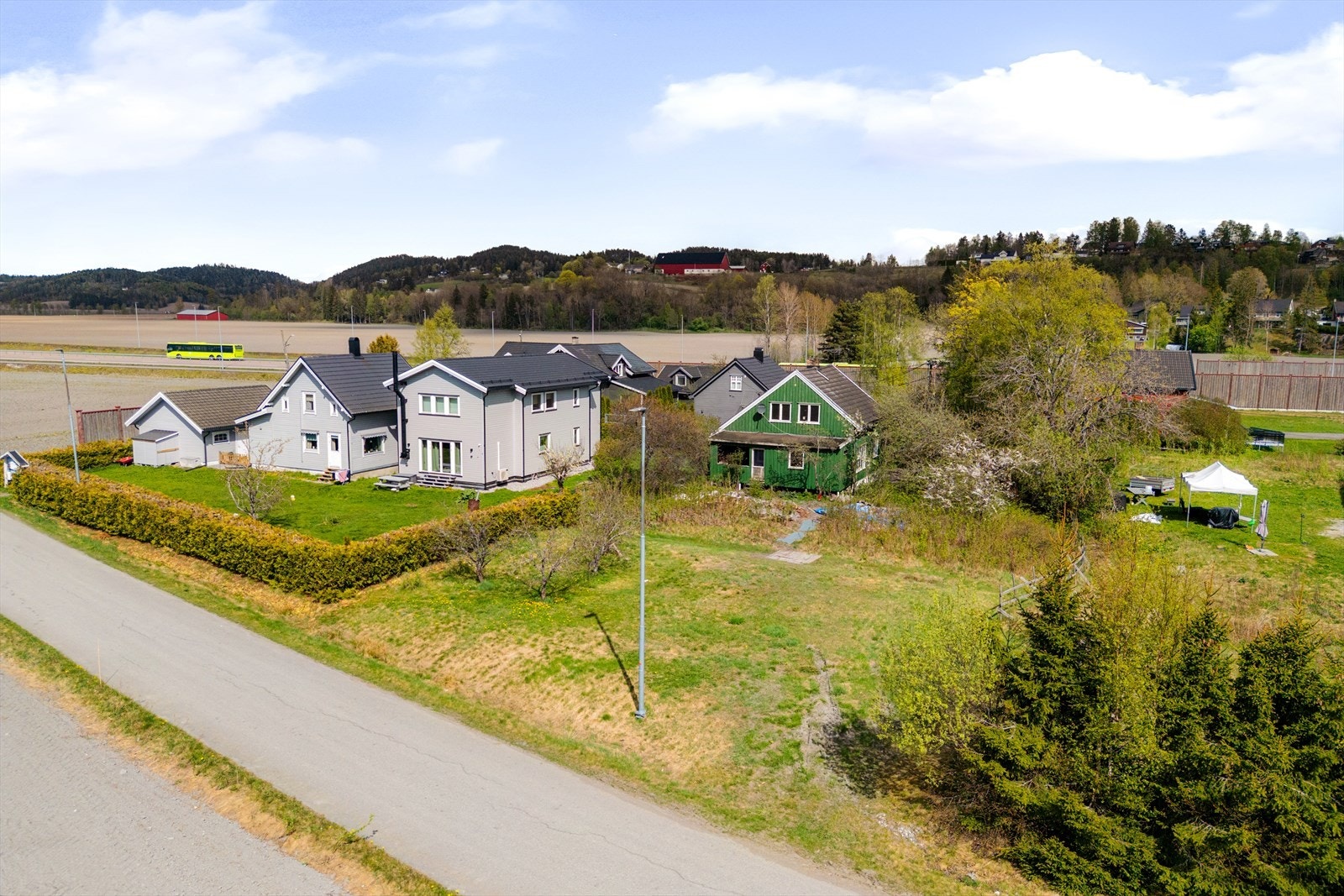Eneboligen er idyllisk beliggende, omgitt av naturskjønne og rolige omgivelser. Galleribilde