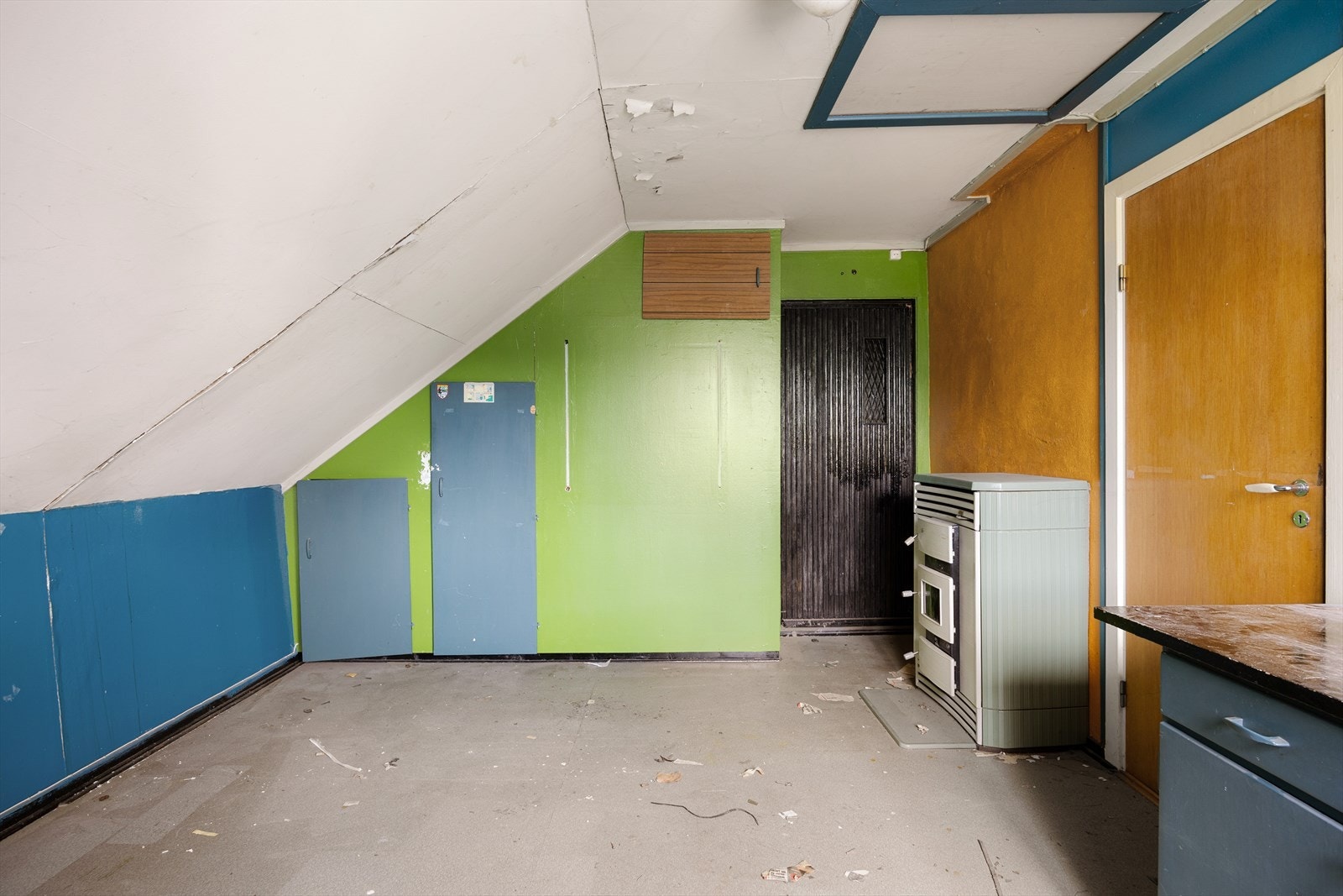 Rommet er romslig og fleksibelt, og kan benyttes som kontor, soverom, hobbyrom eller en hyggelig loftstue. Galleribilde
