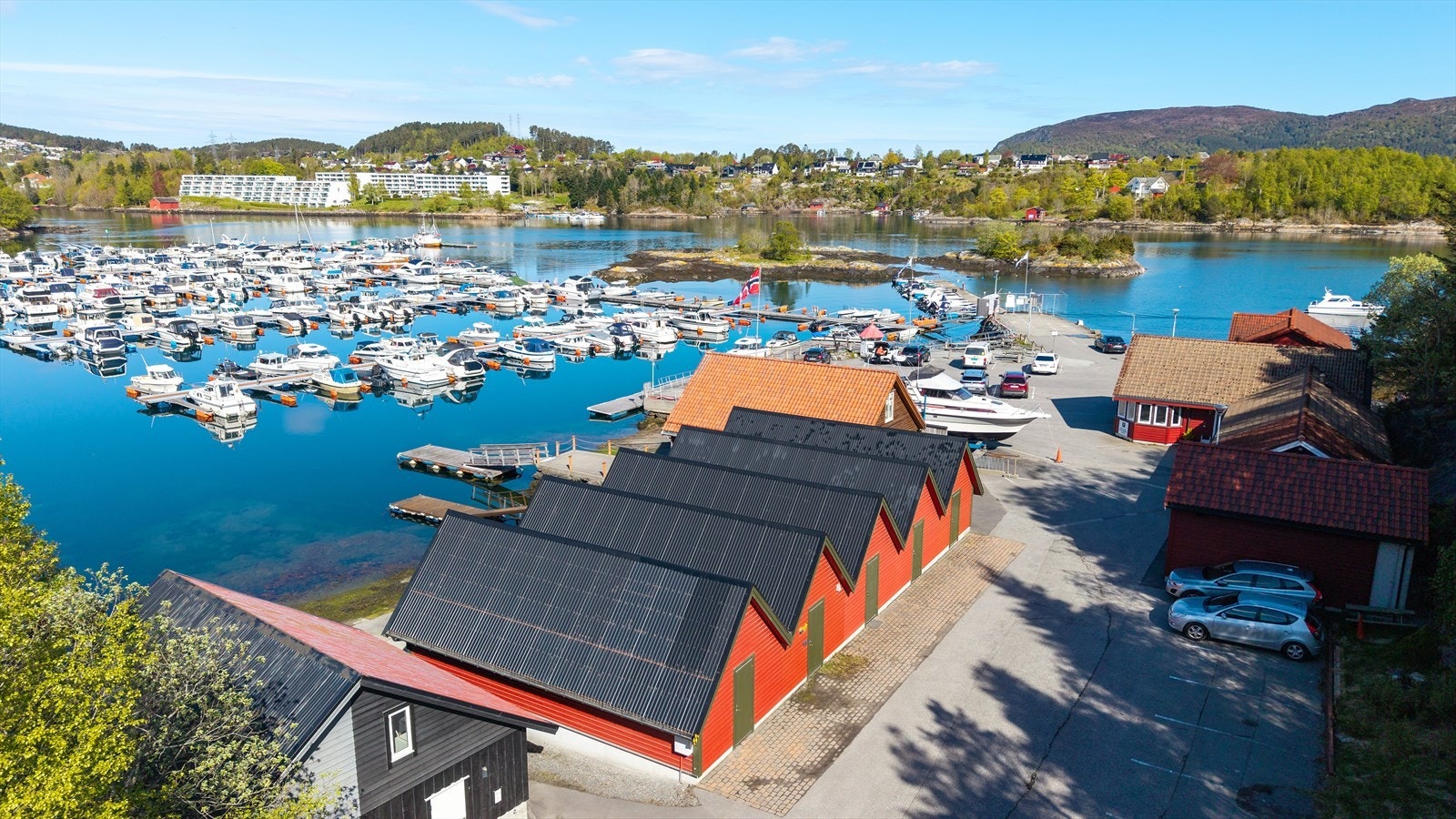 Naustet ligger i tilknytning til Ålesund Motorbåtforening. Galleribilde