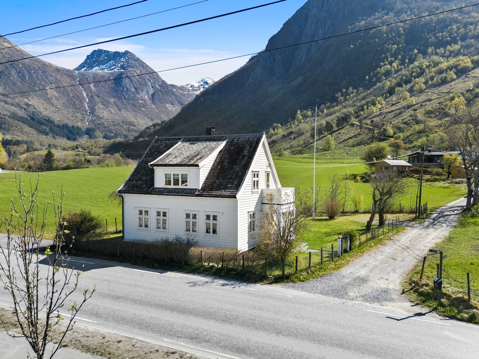 Oppstillingsplass for bil ble tilrettelagt med singel og duk i 2013. Galleribilde