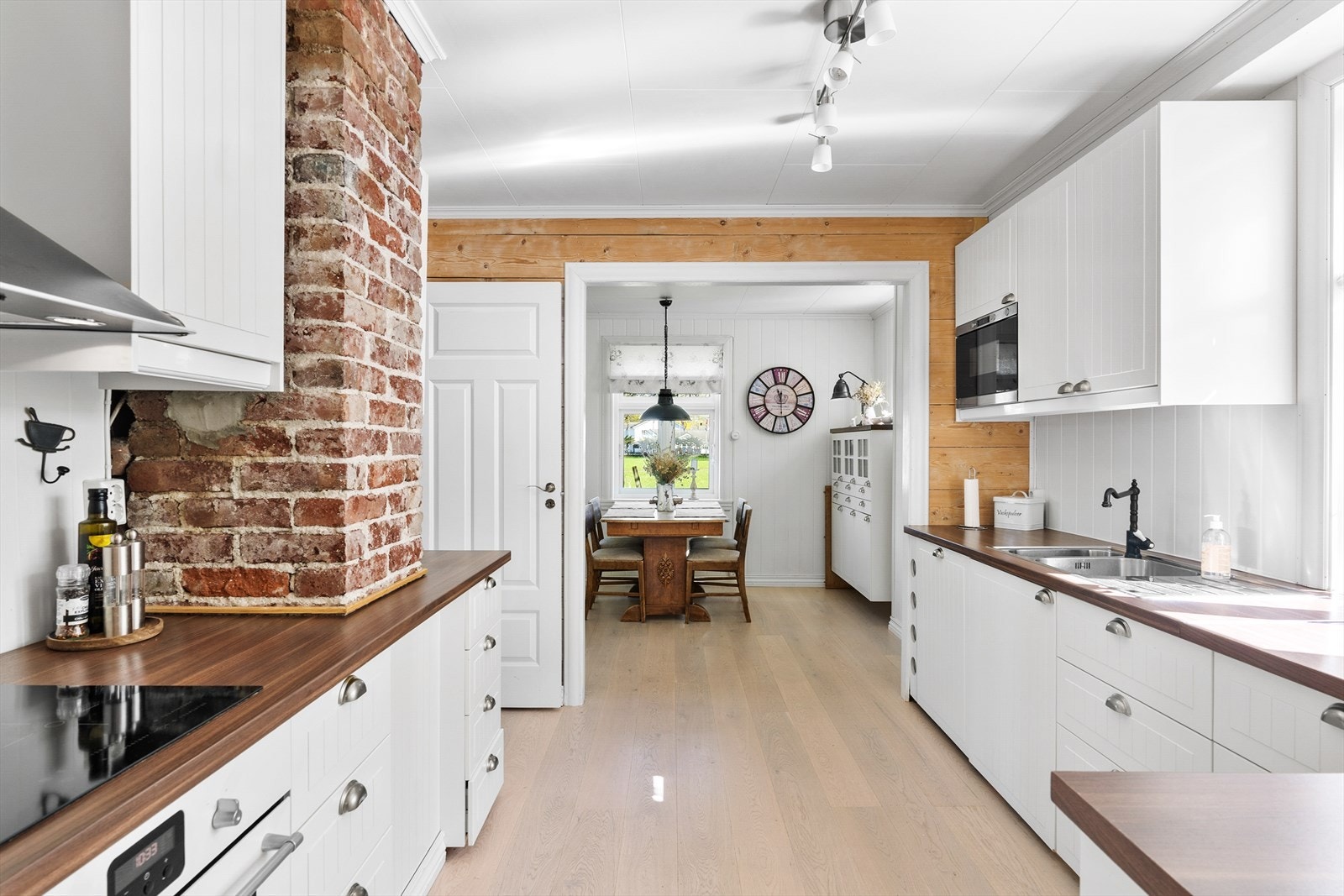 Kjøkkenet har en praktisk innredning fra Ikea med profilerte fronter og benkeplate i laminat. Galleribilde
